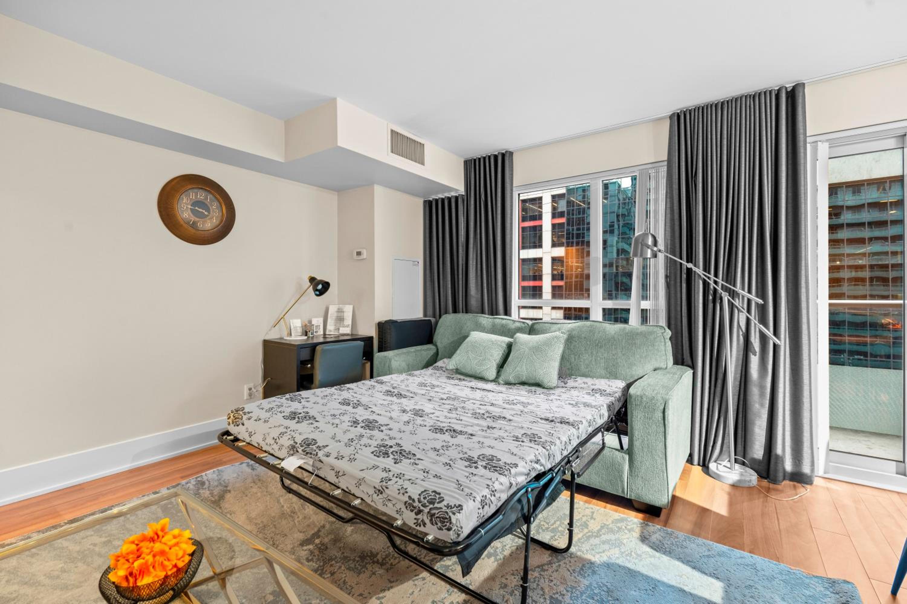 Classy 1-Bedroom & Den Condo in Heart of Downtown