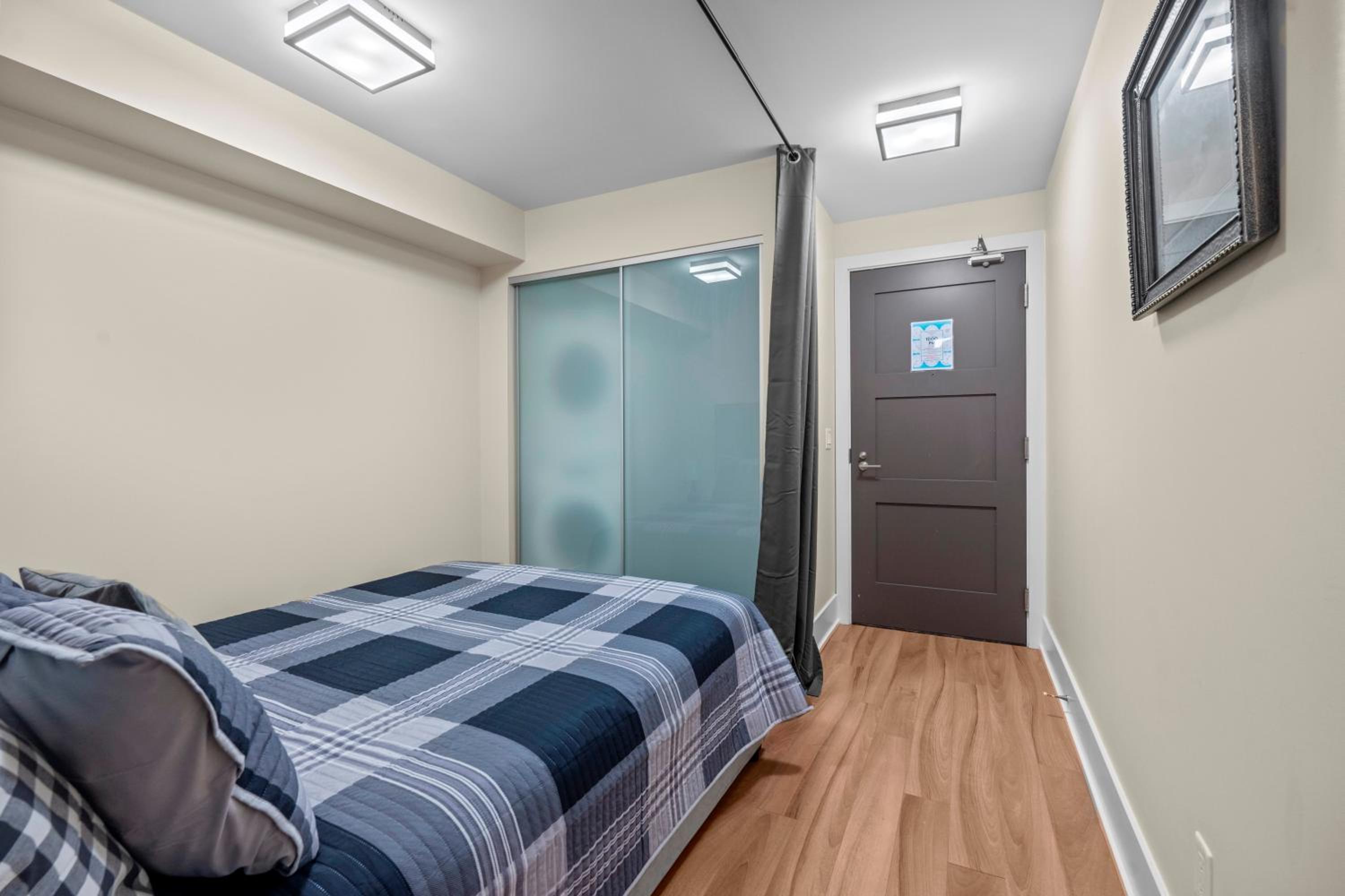 Classy 1-Bedroom & Den Condo in Heart of Downtown