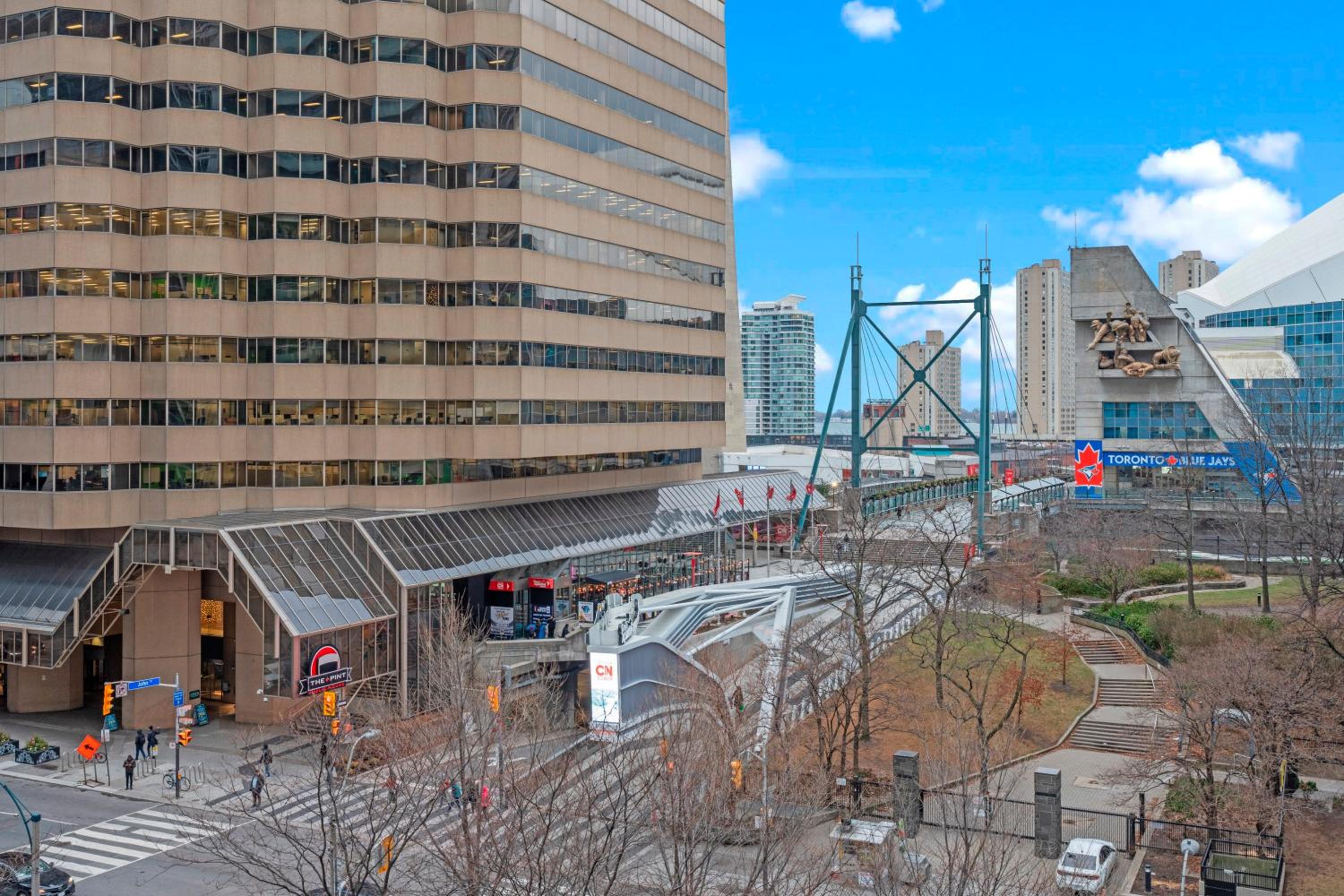 Classy 1-Bedroom & Den Condo in Heart of Downtown