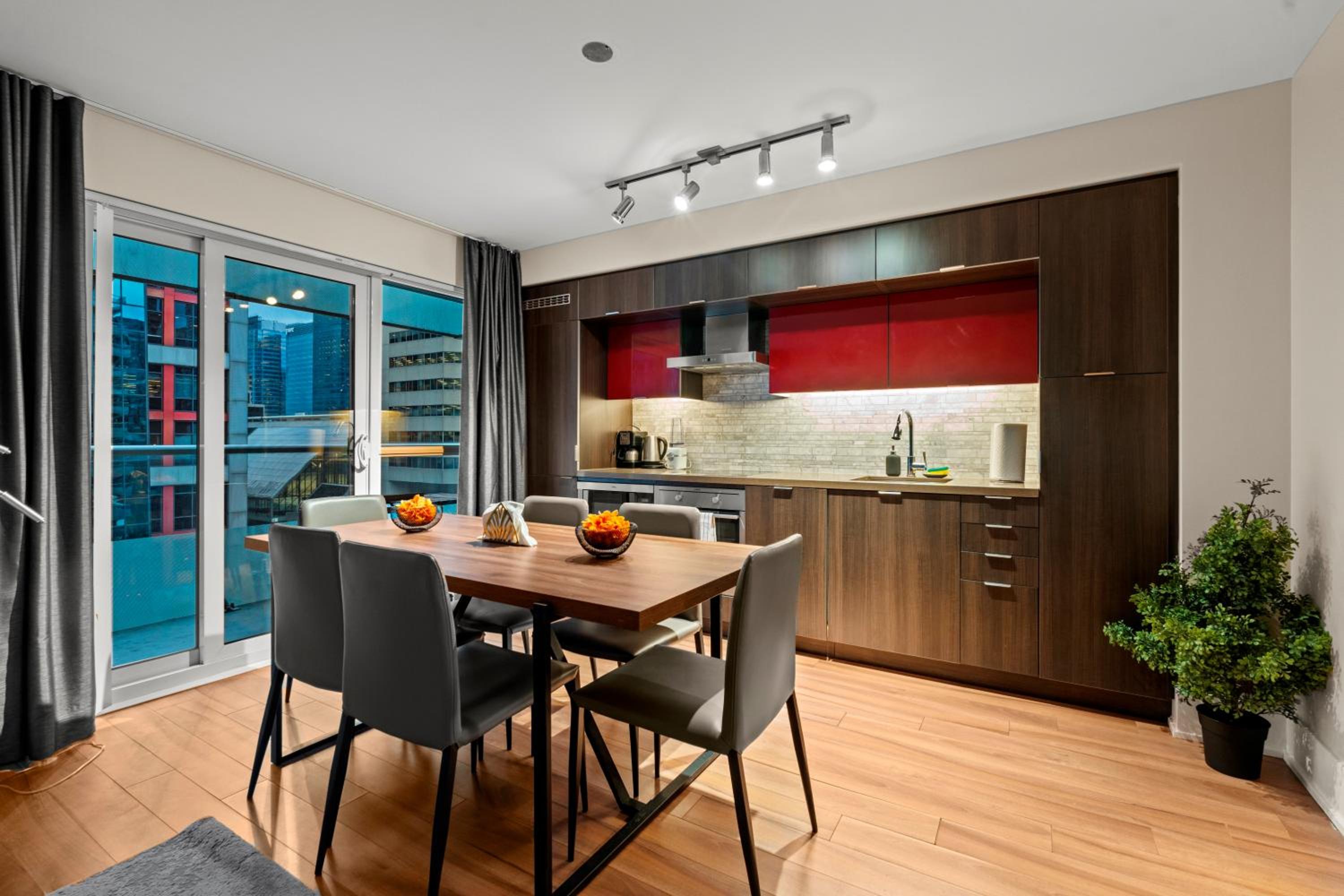 Classy 1-Bedroom & Den Condo in Heart of Downtown