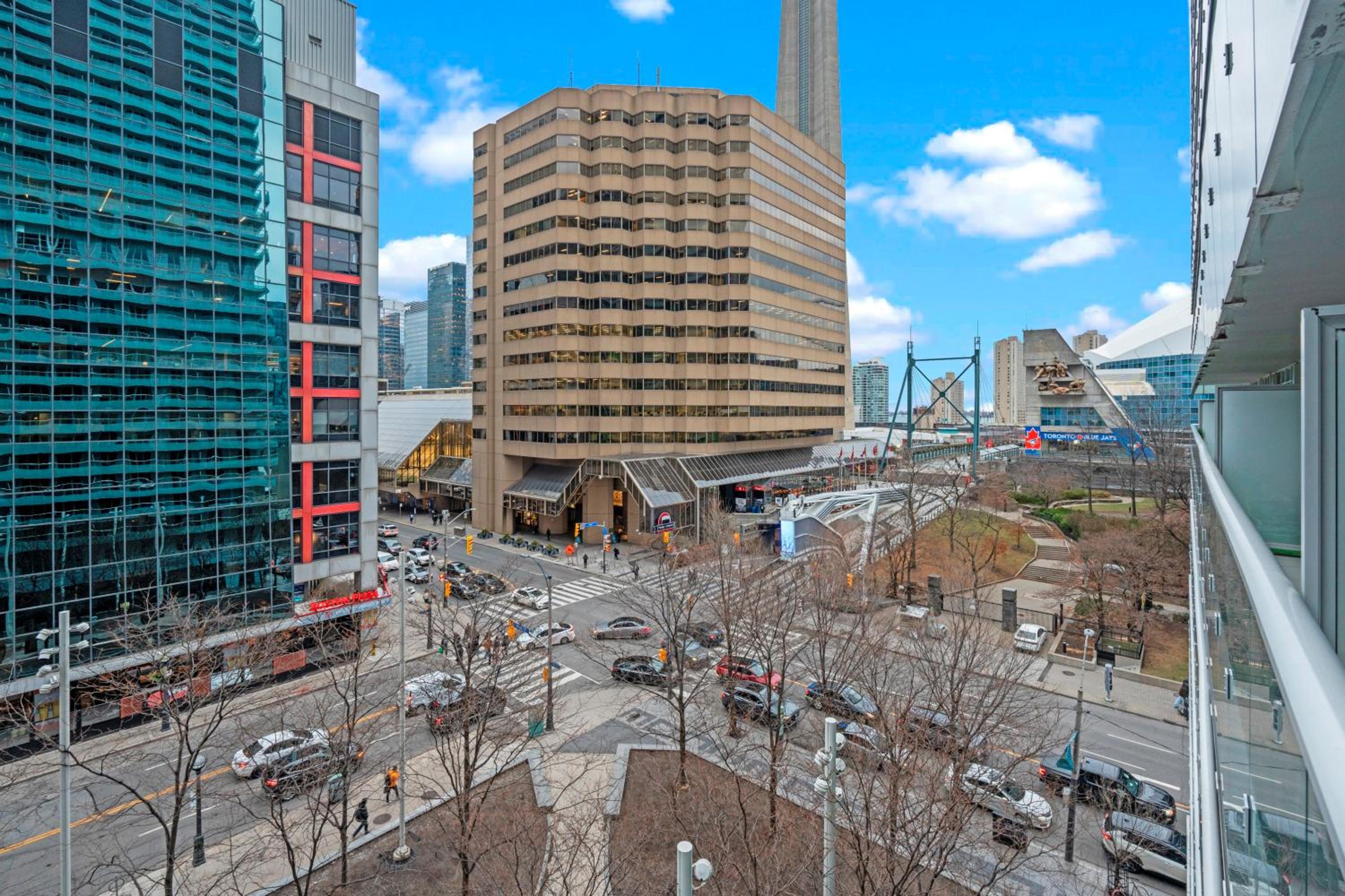 Classy 1-Bedroom & Den Condo in Heart of Downtown