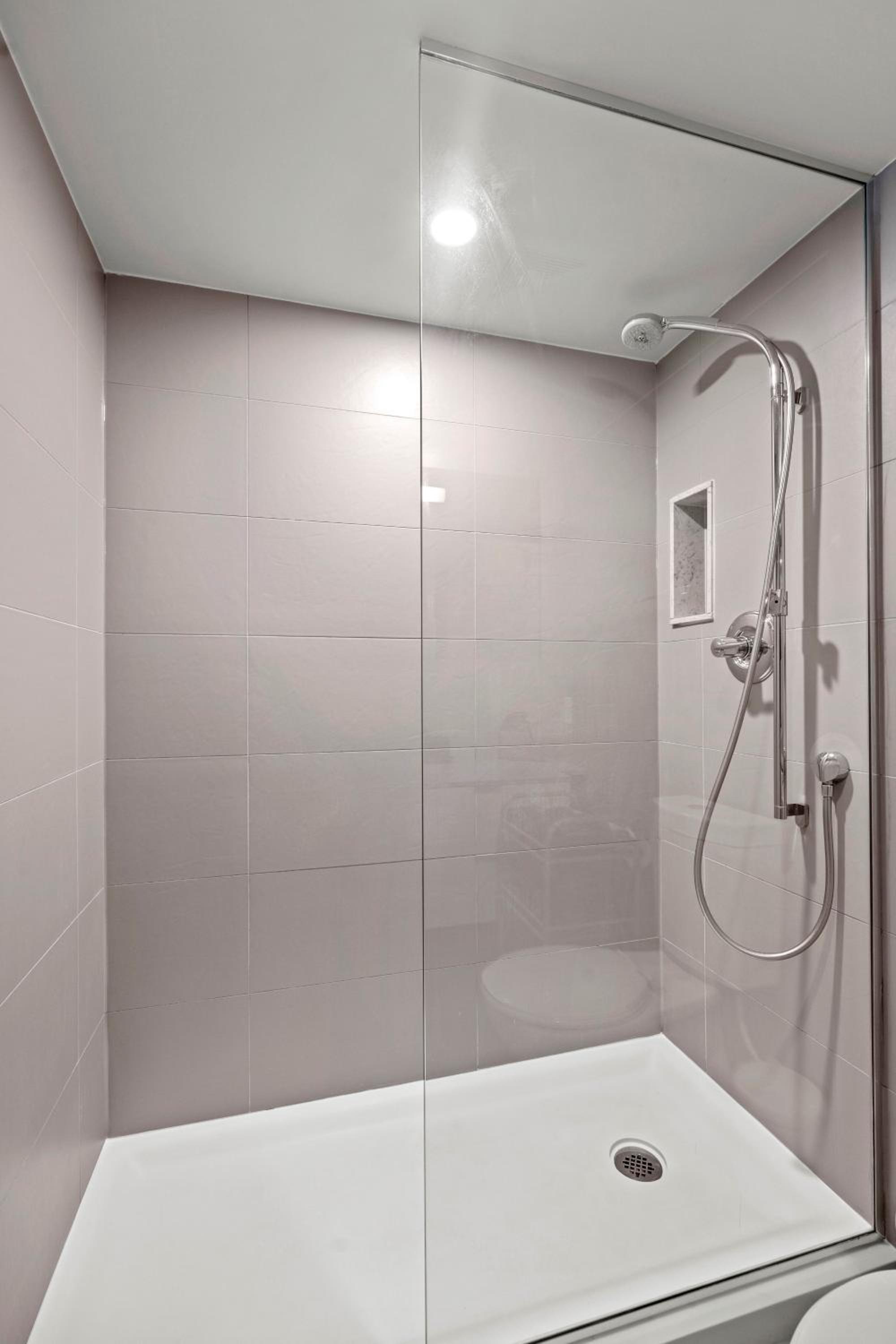 Classy 1-Bedroom & Den Condo in Heart of Downtown