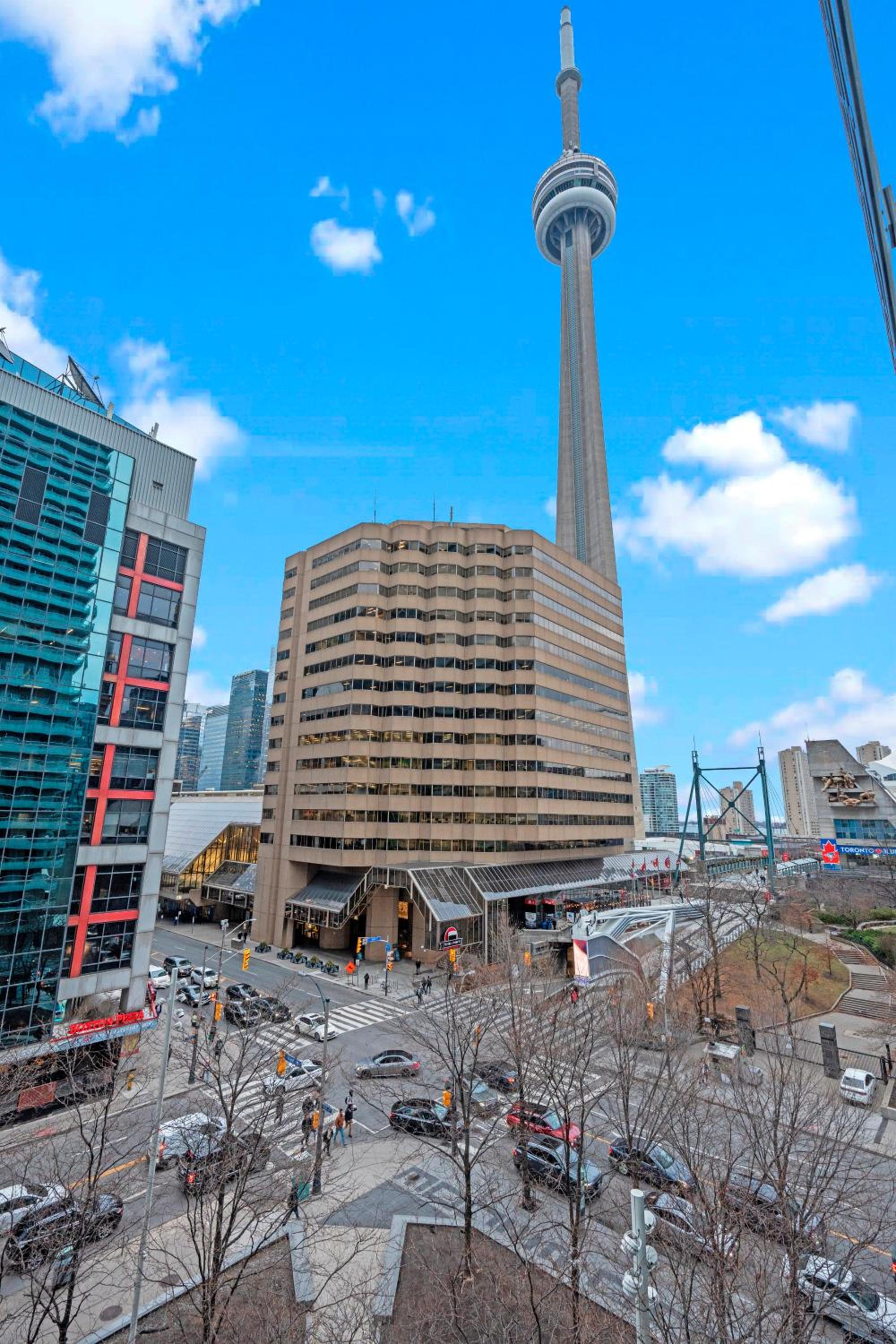 Classy 1-Bedroom & Den Condo in Heart of Downtown