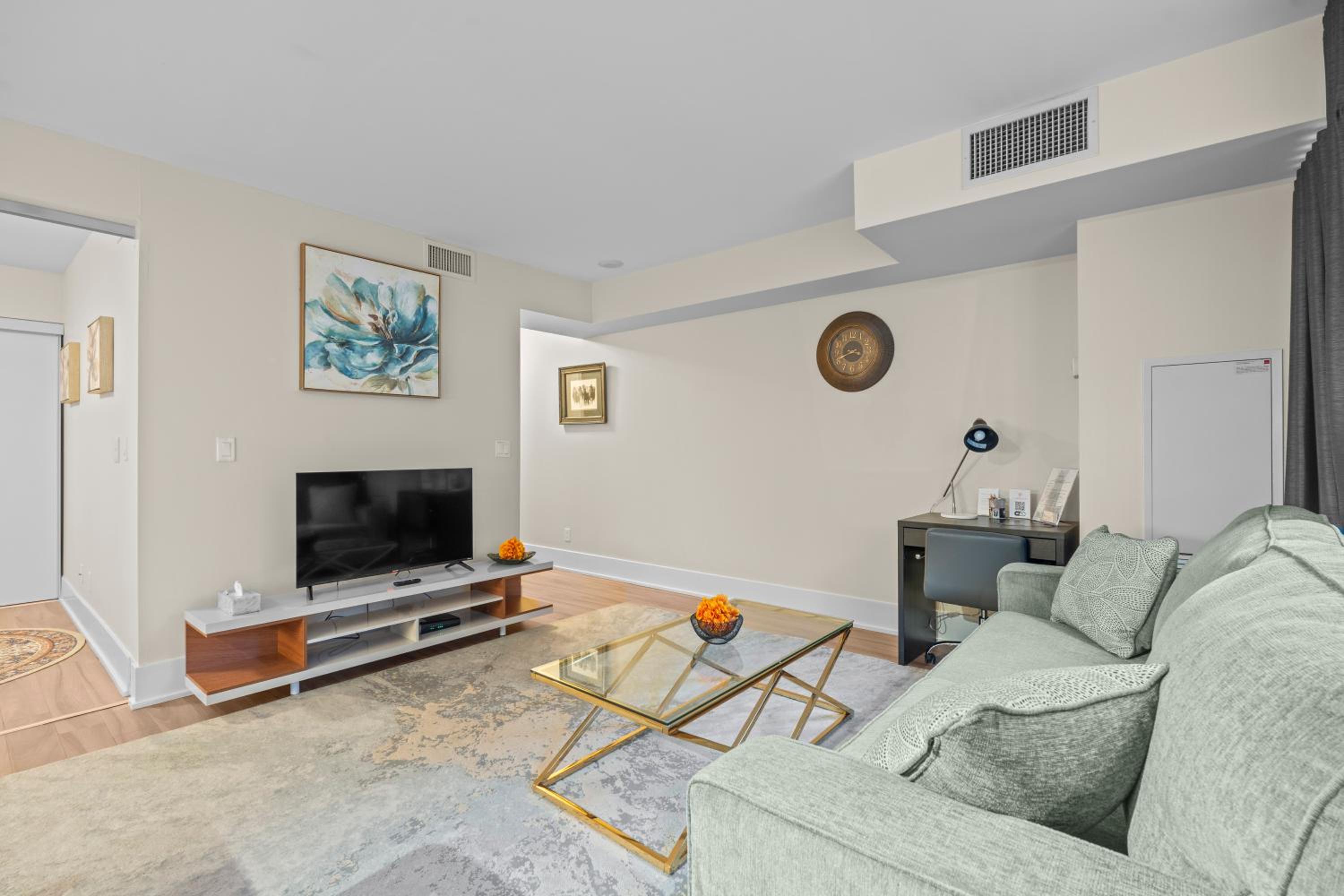 Classy 1-Bedroom & Den Condo in Heart of Downtown