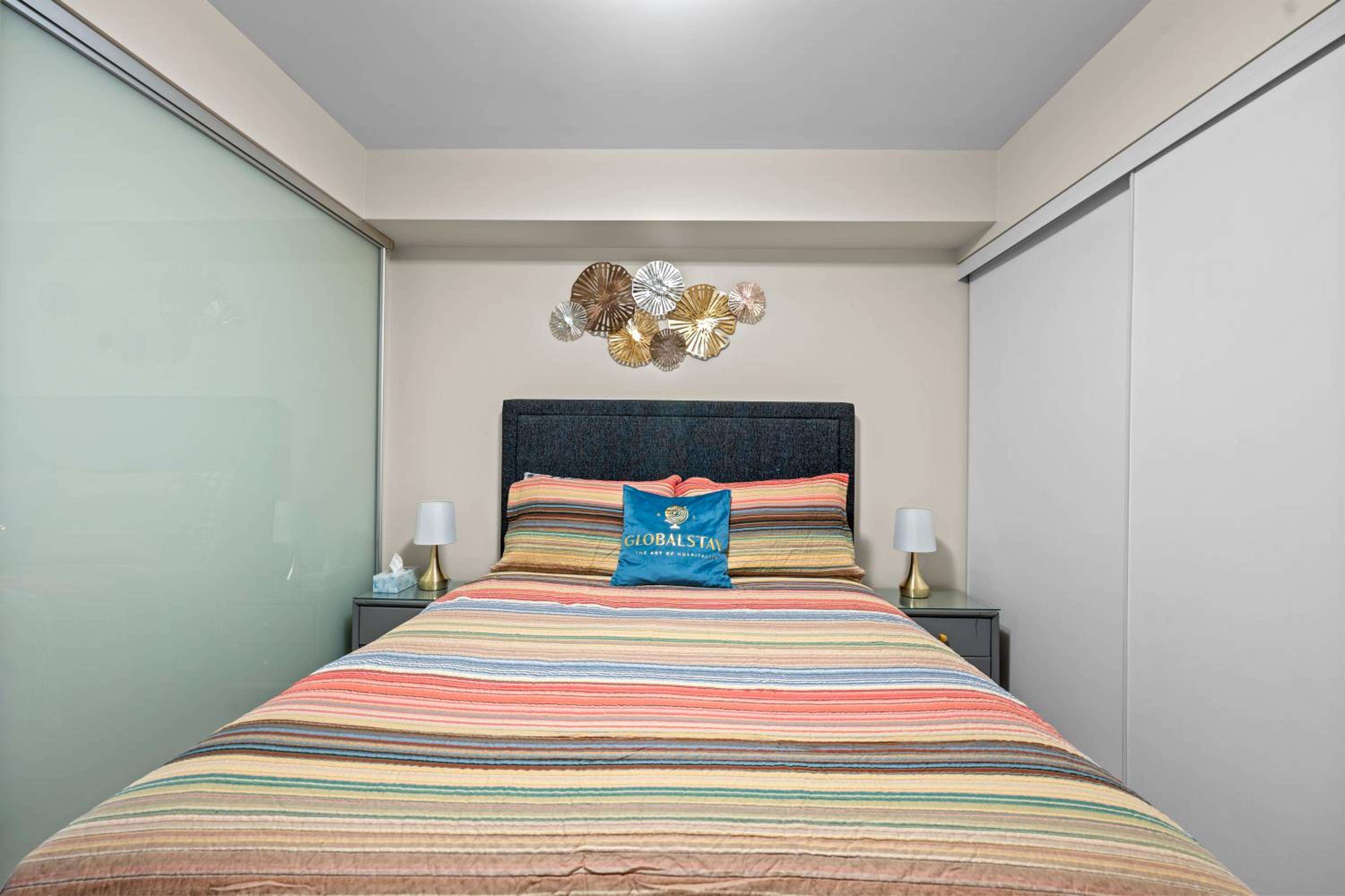Classy 1-Bedroom & Den Condo in Heart of Downtown
