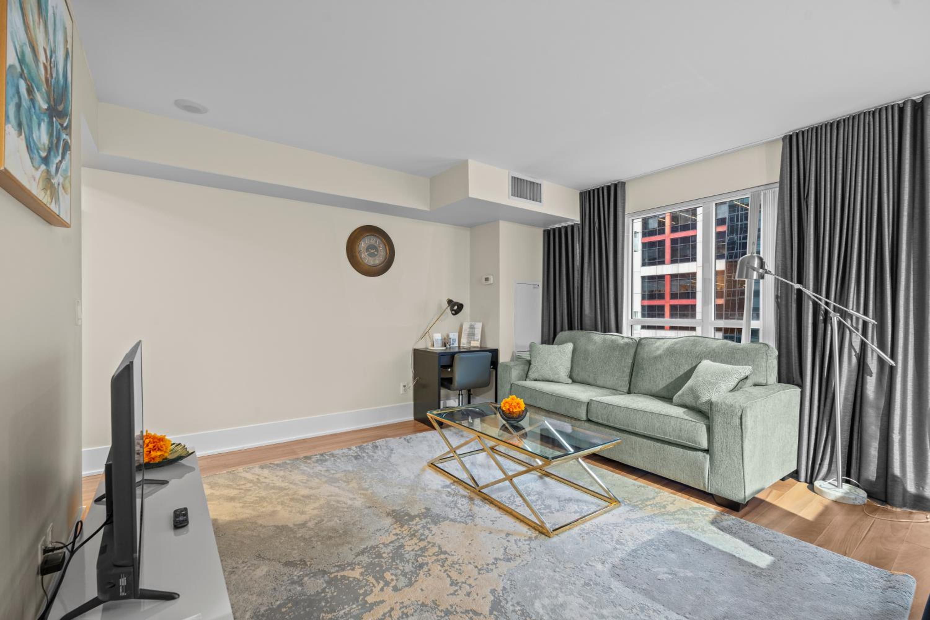 Classy 1-Bedroom & Den Condo in Heart of Downtown
