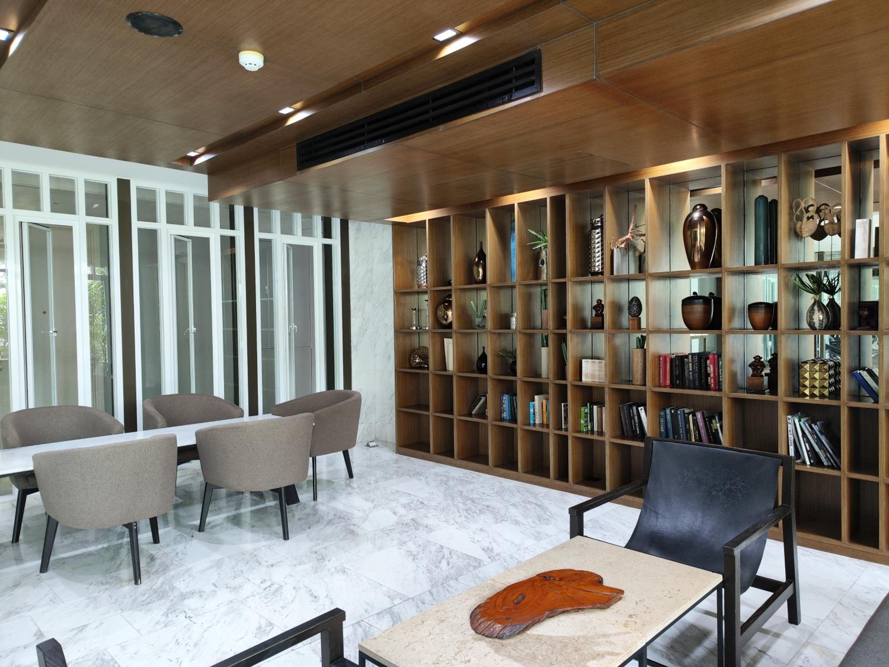 4 Floor - The Base Downtown Condominium next to Central Shopping Mall