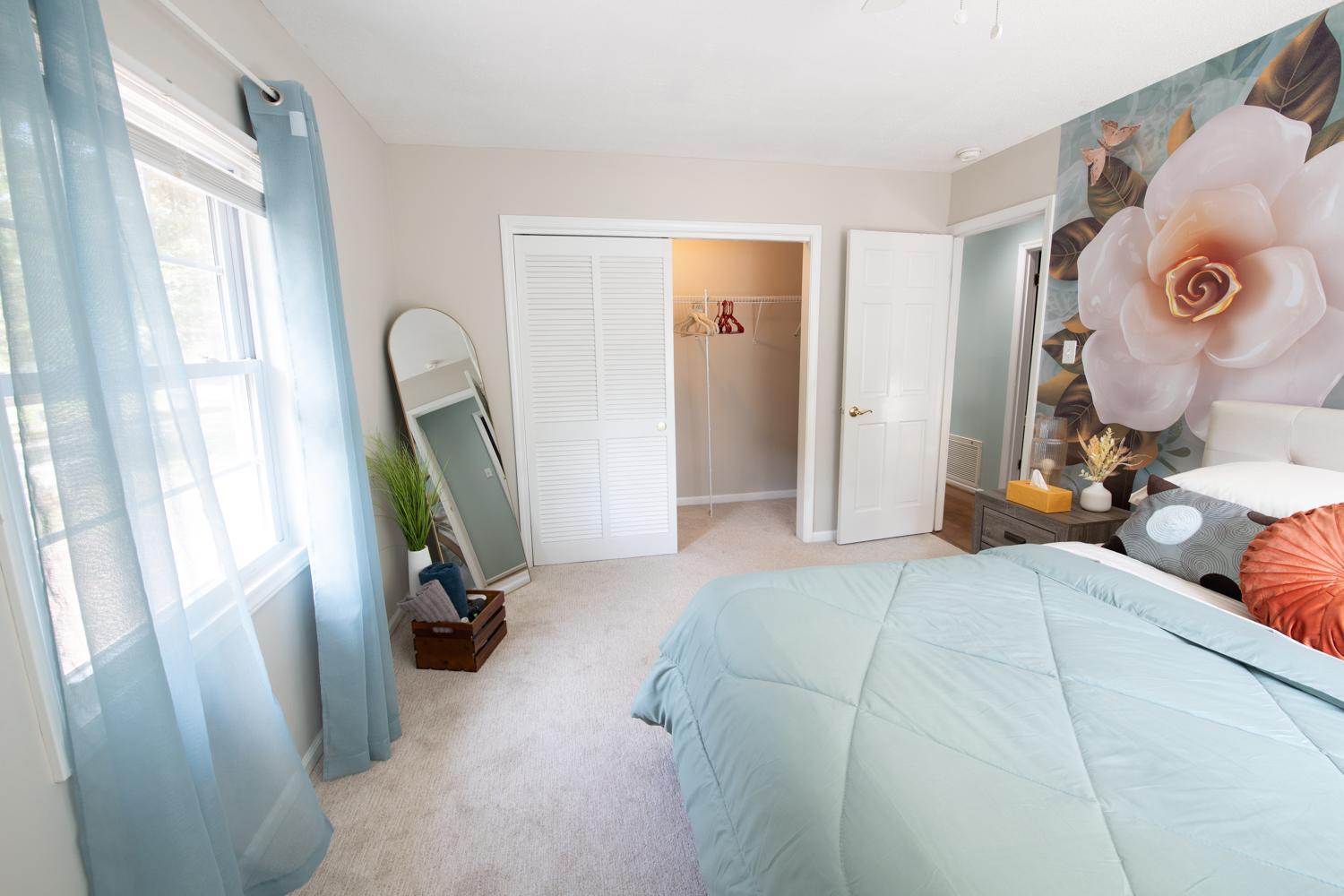 Spacious 4BR House Sleeps 9 Outdoor Lounge with Fire Pit plus Games