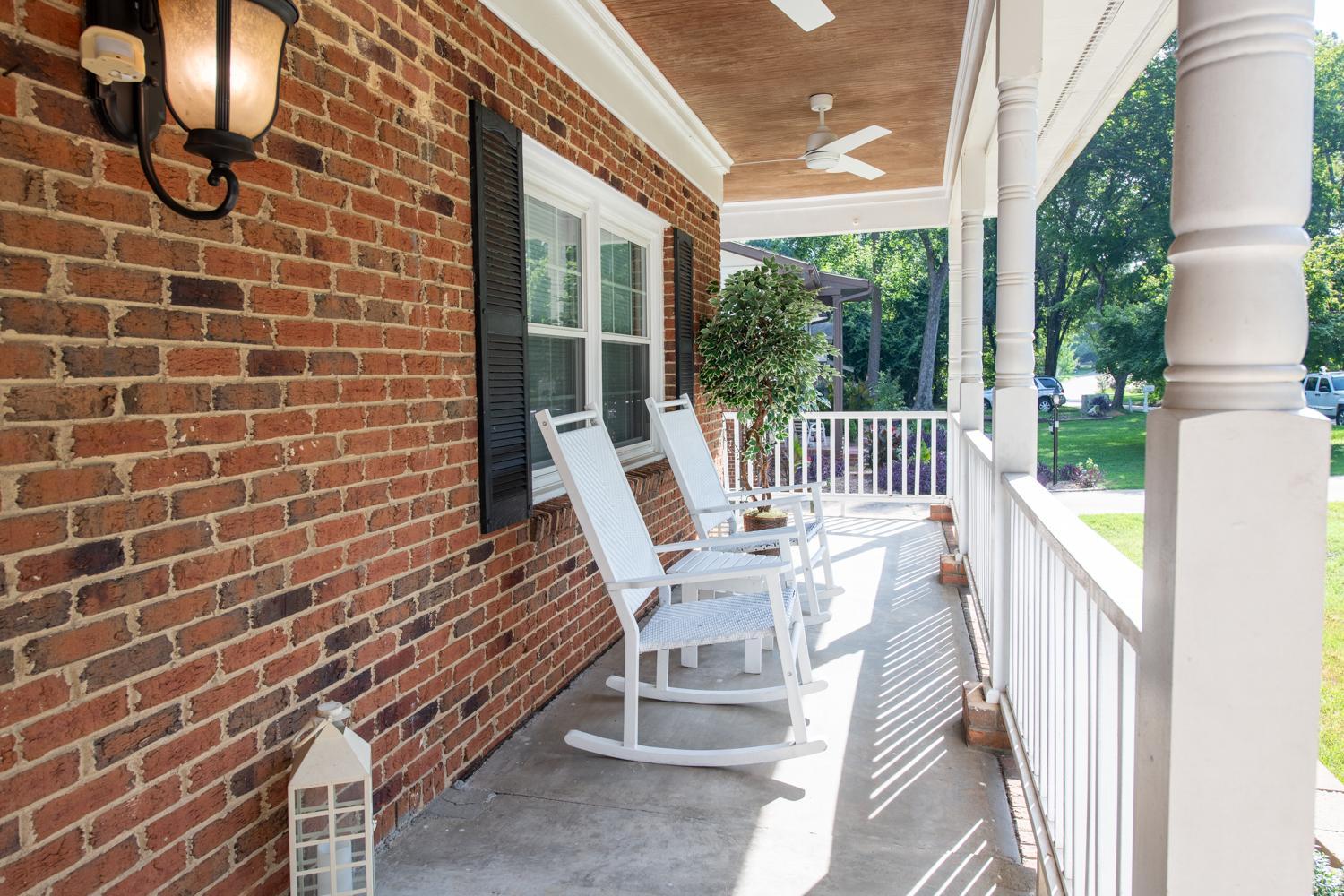 Spacious 4BR House Sleeps 9 Outdoor Lounge with Fire Pit plus Games