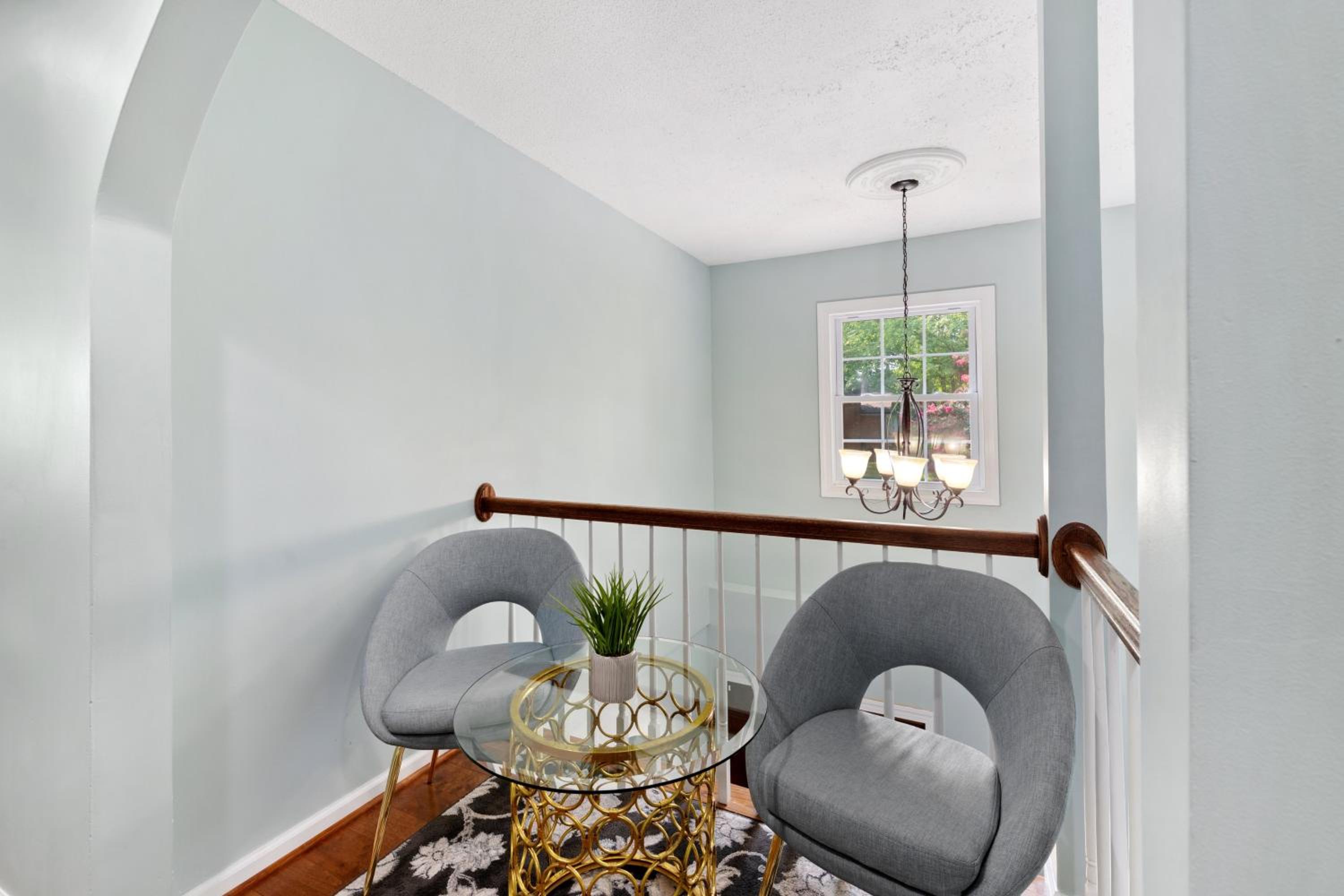 Spacious 4BR House Sleeps 9 Outdoor Lounge with Fire Pit plus Games