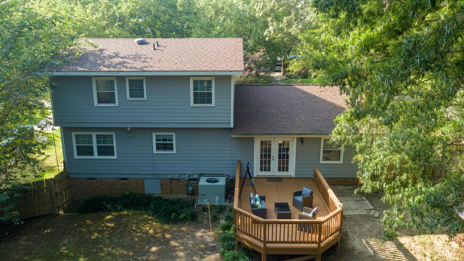 Spacious 4BR House Sleeps 9 Outdoor Lounge with Fire Pit plus Games