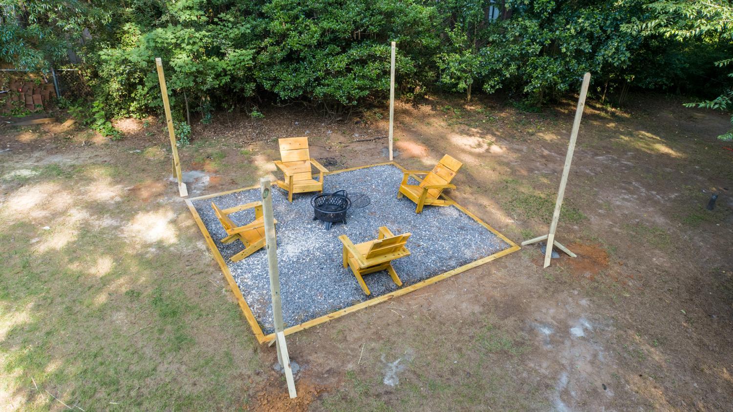 Spacious 4BR House Sleeps 9 Outdoor Lounge with Fire Pit plus Games