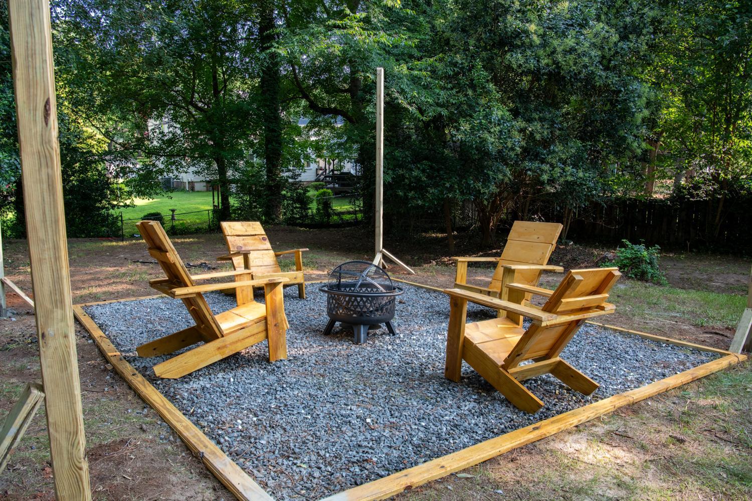 Spacious 4BR House Sleeps 9 Outdoor Lounge with Fire Pit plus Games