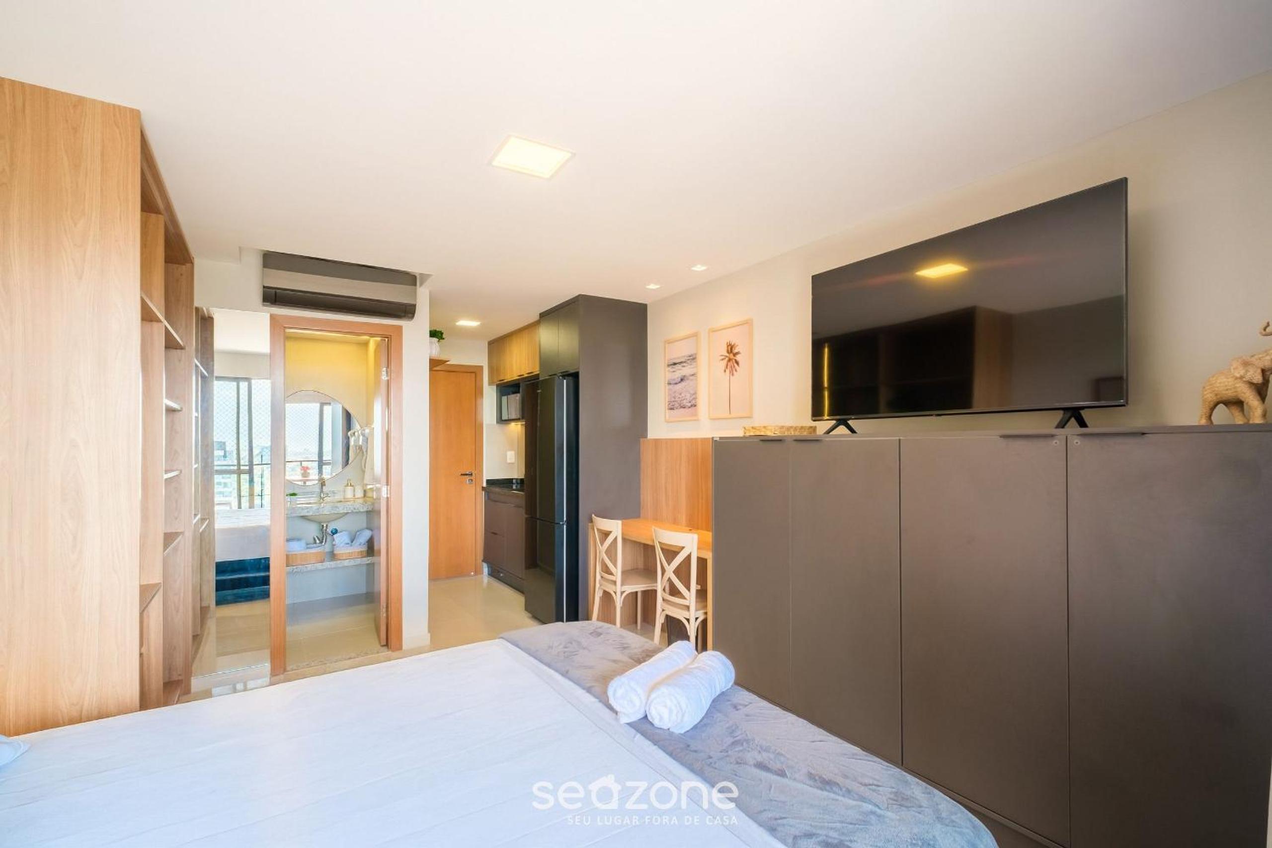 Stay just steps from Itapuã beach, with pool and gym - RGF