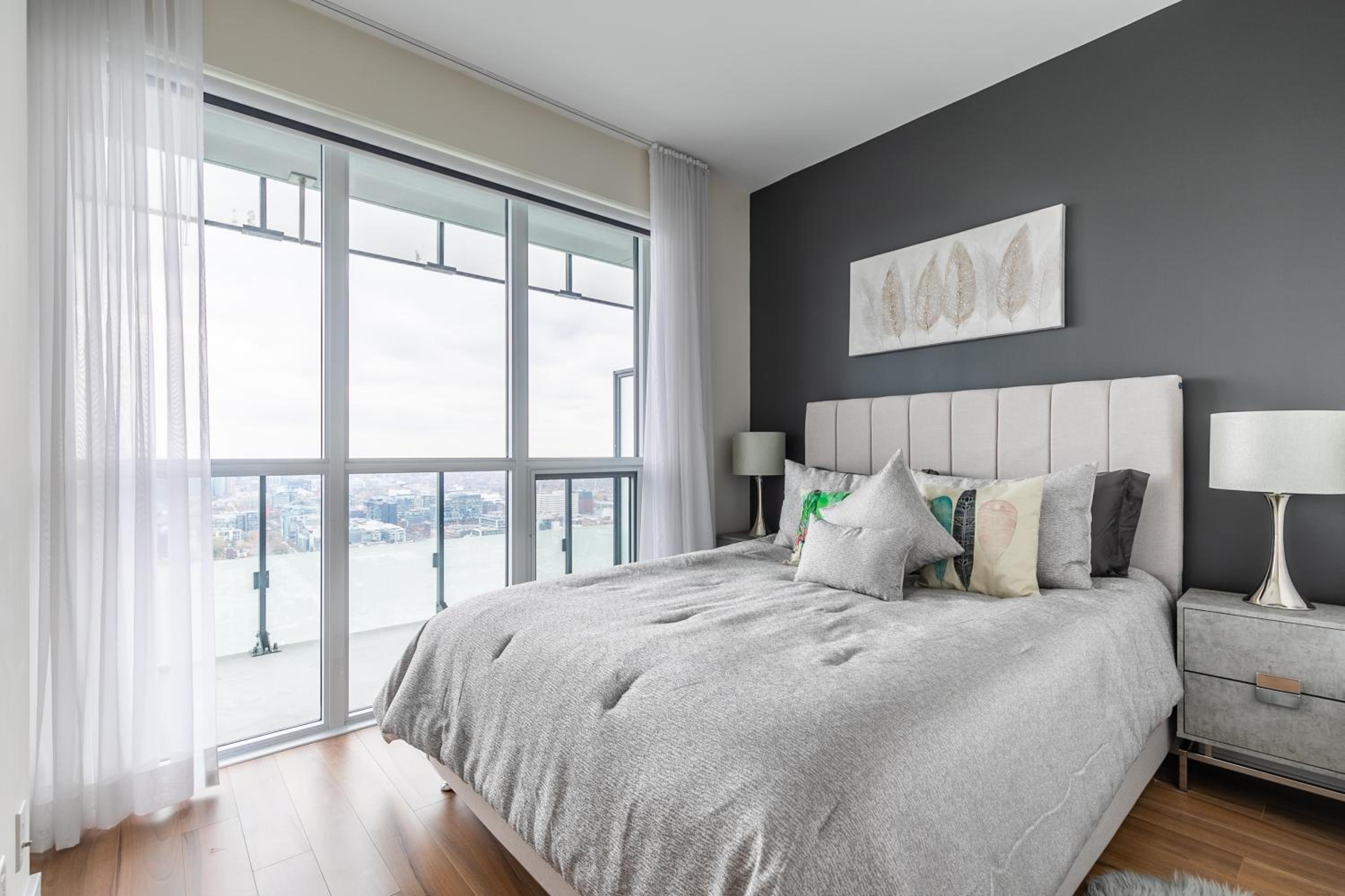 Executive 2 Bedroom 2 Bathroom Condo in Downtown Toronto
