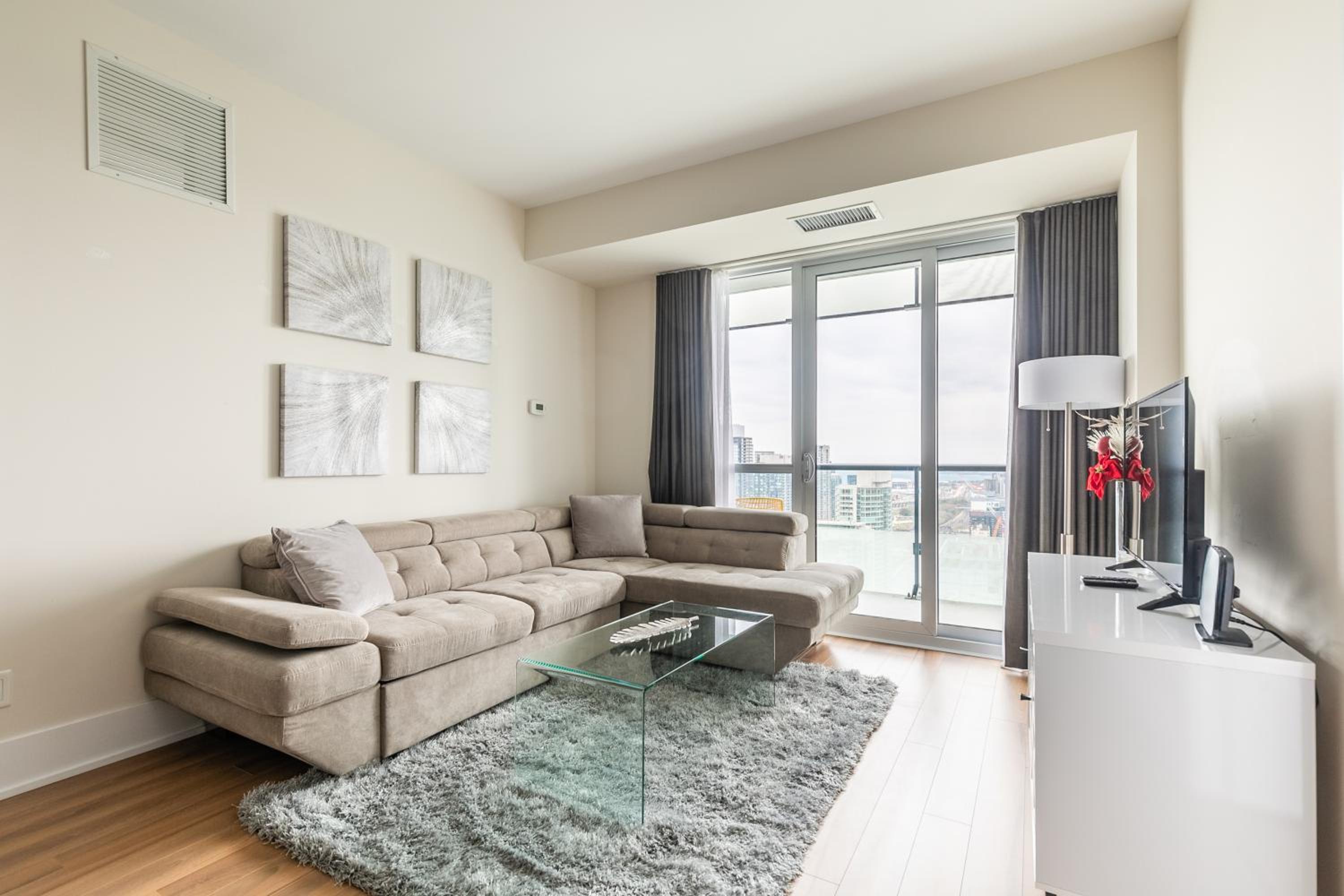 Executive 2 Bedroom 2 Bathroom Condo in Downtown Toronto