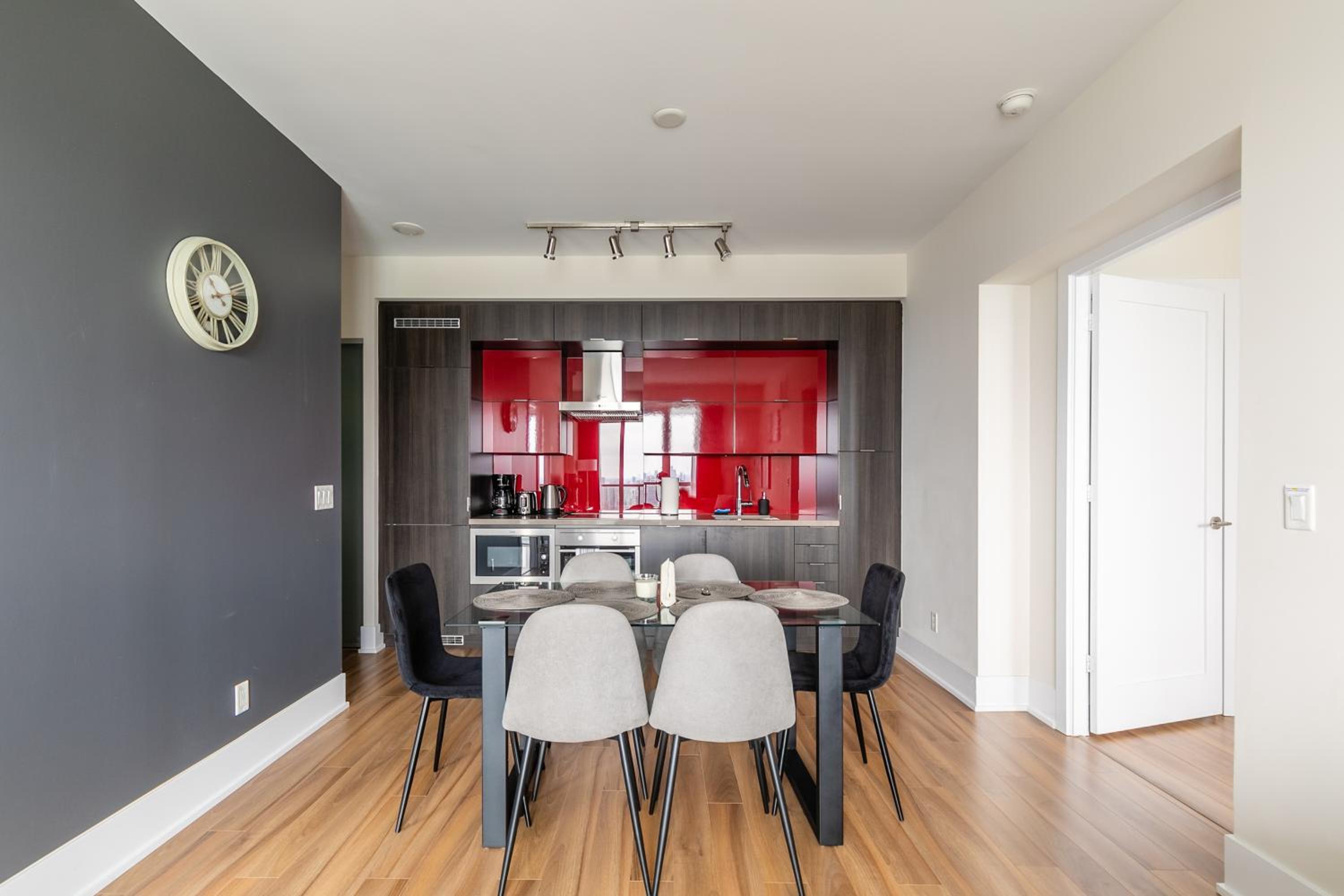 Executive 2 Bedroom 2 Bathroom Condo in Downtown Toronto
