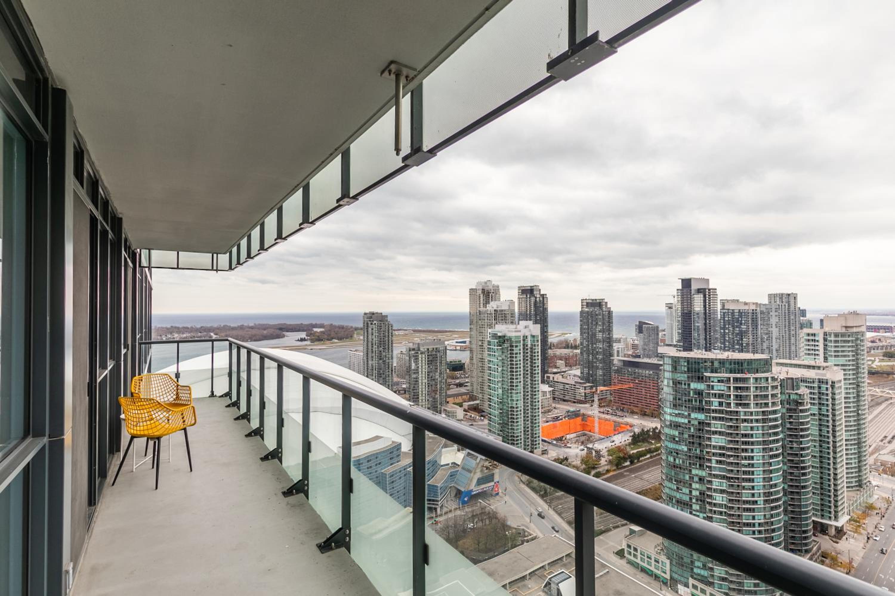 Executive 2 Bedroom 2 Bathroom Condo in Downtown Toronto