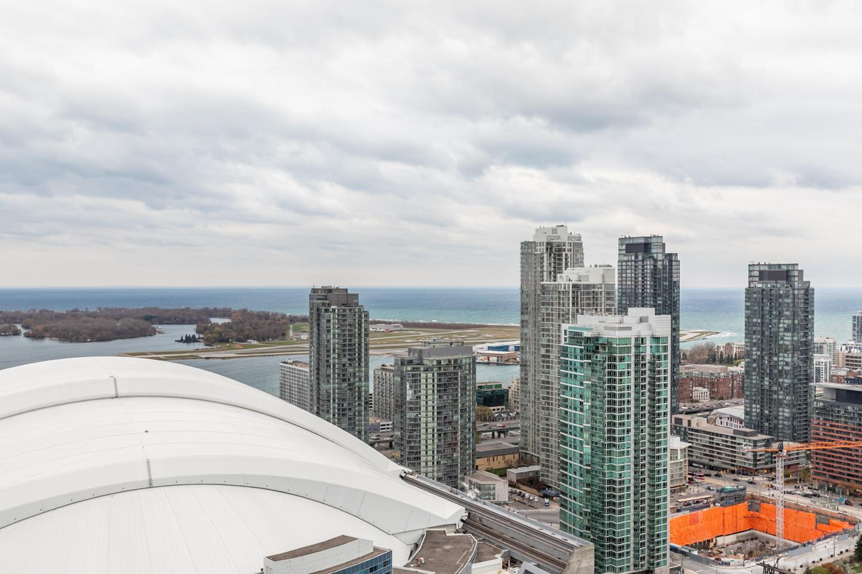 Executive 2 Bedroom 2 Bathroom Condo in Downtown Toronto