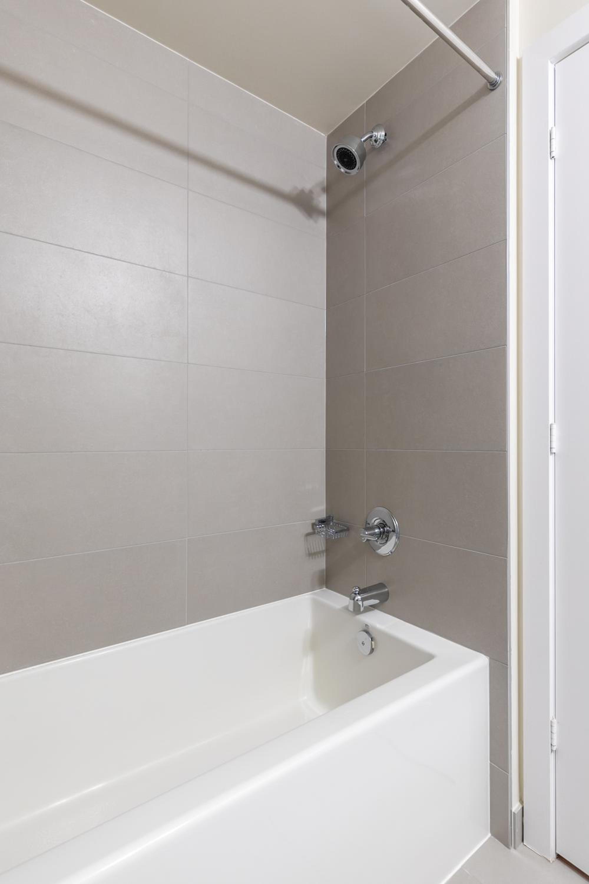 Executive 2 Bedroom 2 Bathroom Condo in Downtown Toronto