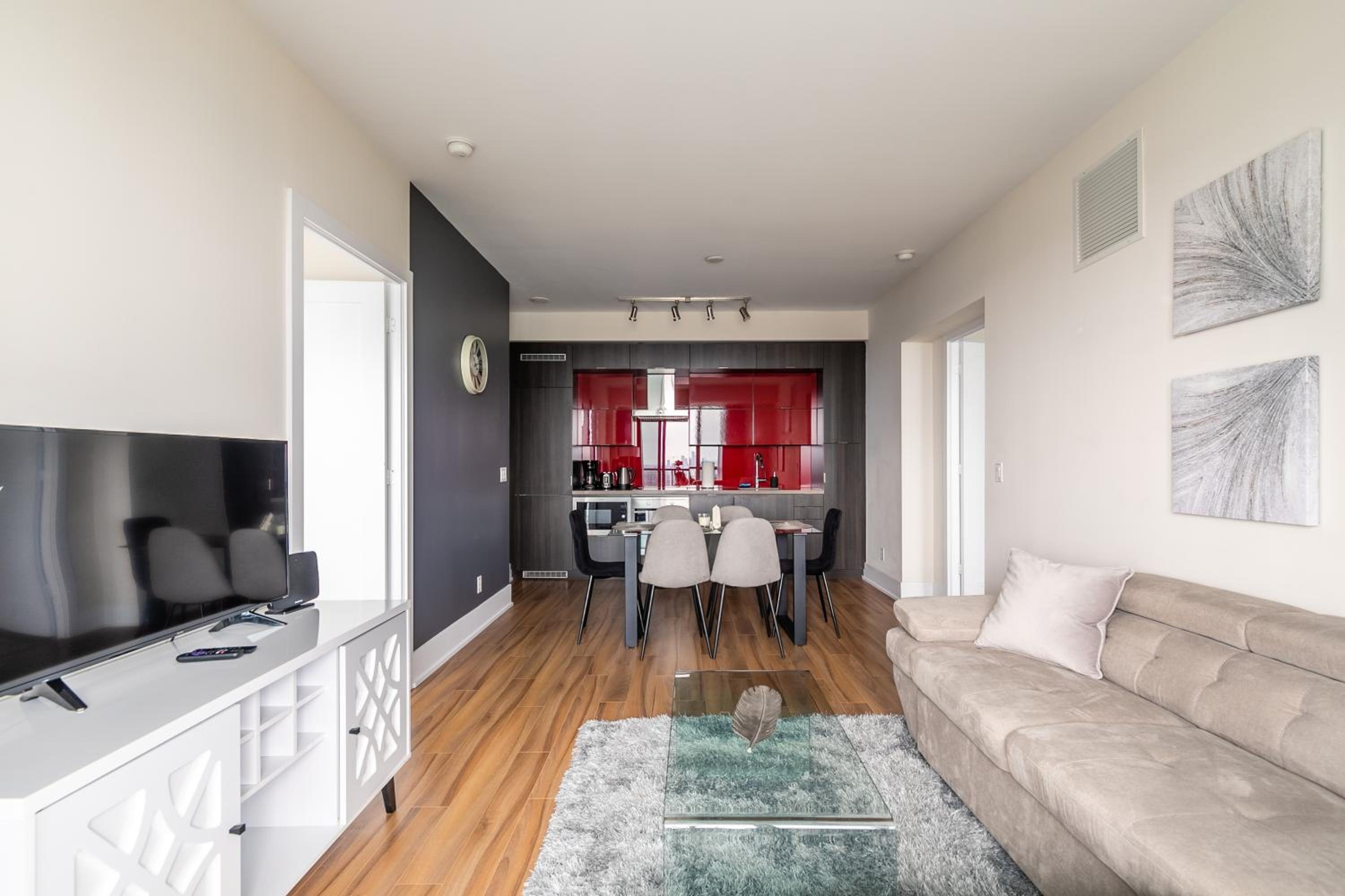Executive 2 Bedroom 2 Bathroom Condo in Downtown Toronto