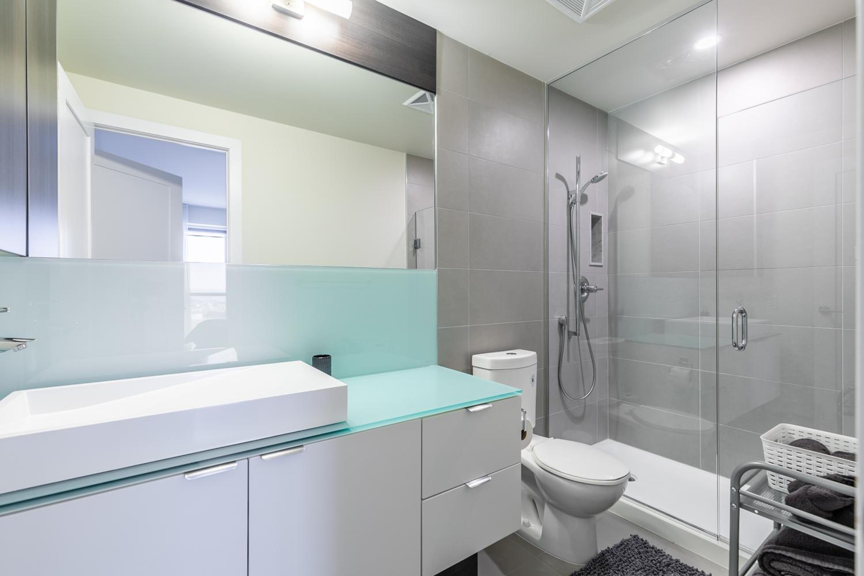 Executive 2 Bedroom 2 Bathroom Condo in Downtown Toronto