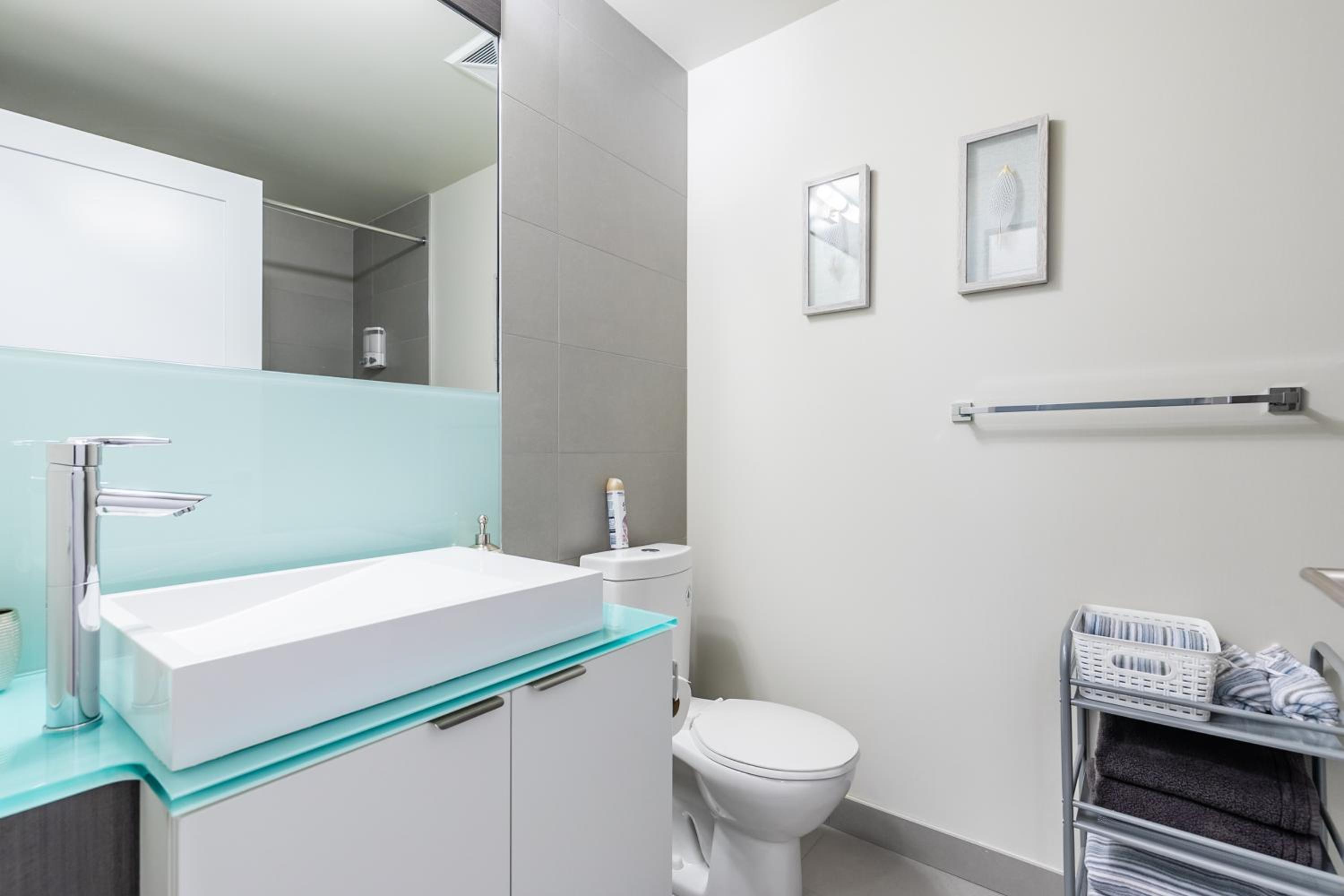 Executive 2 Bedroom 2 Bathroom Condo in Downtown Toronto