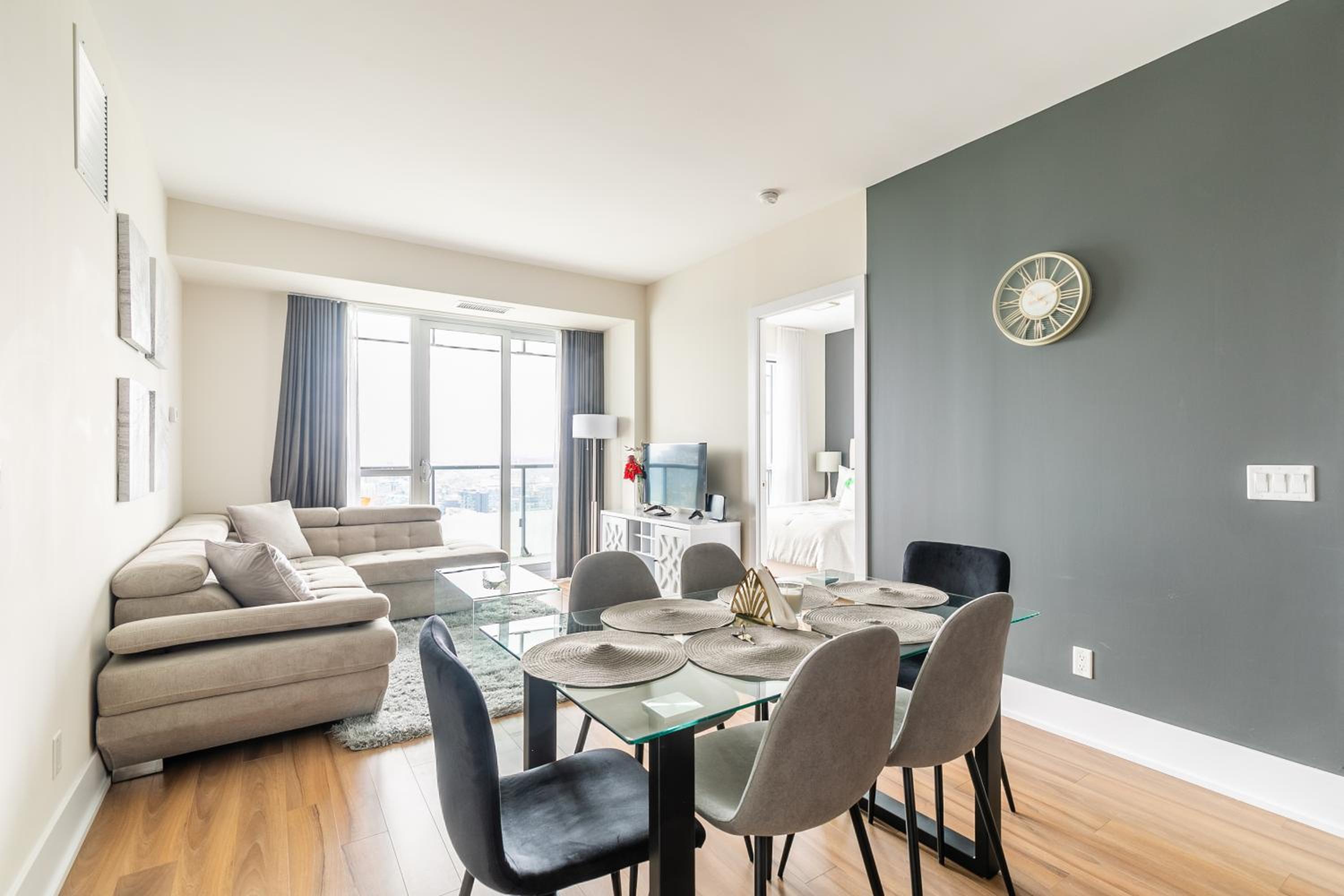 Executive 2 Bedroom 2 Bathroom Condo in Downtown Toronto
