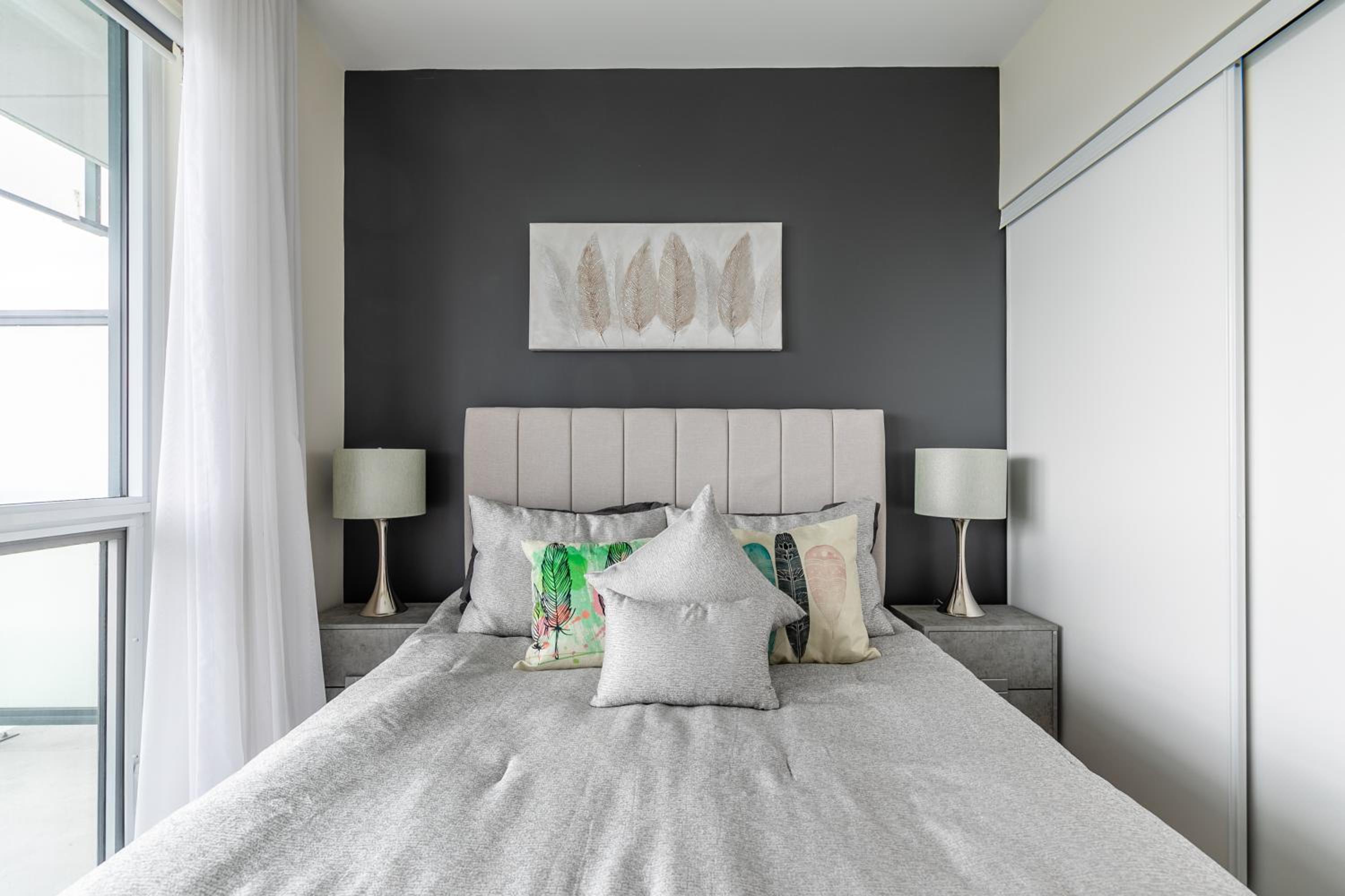 Executive 2 Bedroom 2 Bathroom Condo in Downtown Toronto