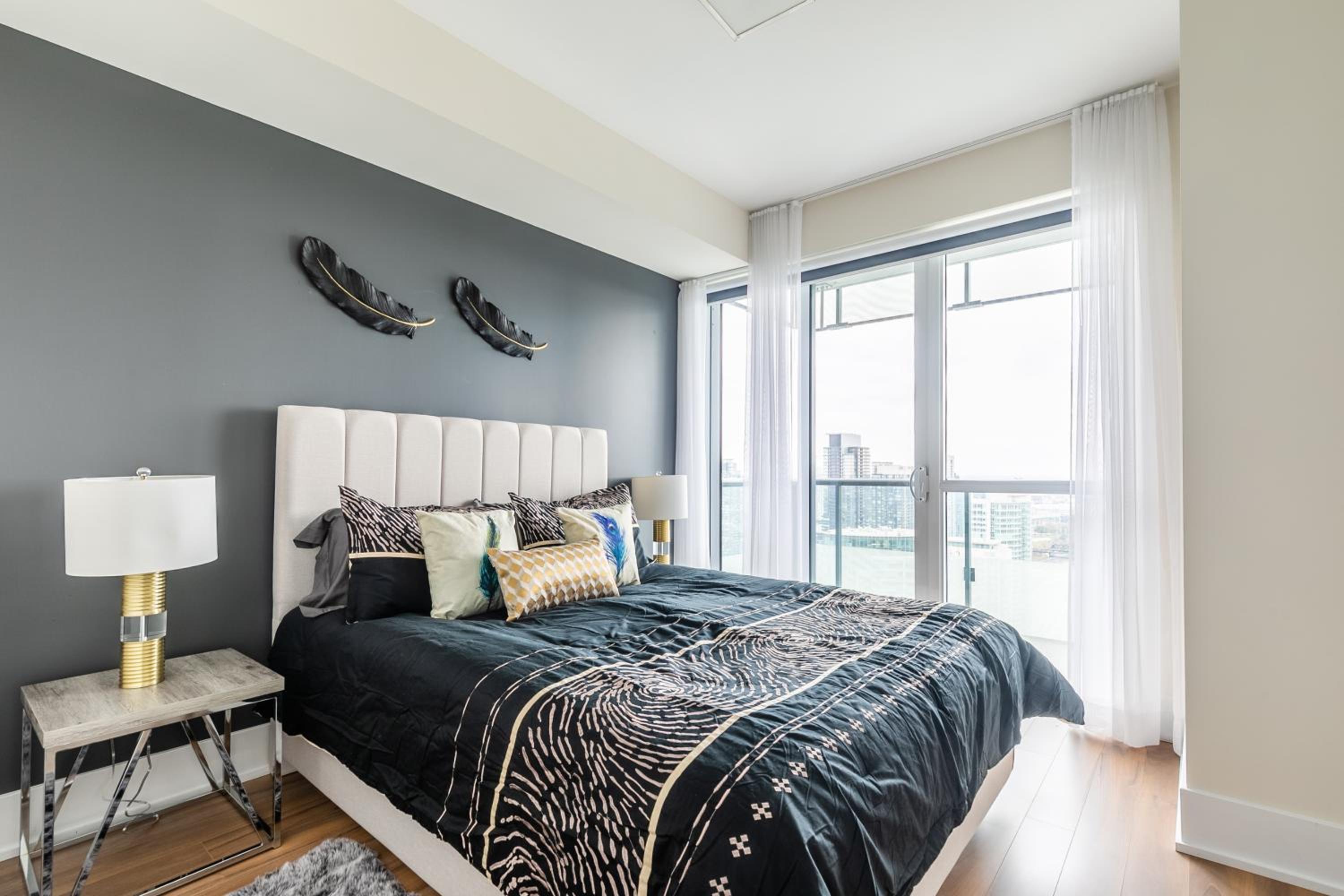 Executive 2 Bedroom 2 Bathroom Condo in Downtown Toronto