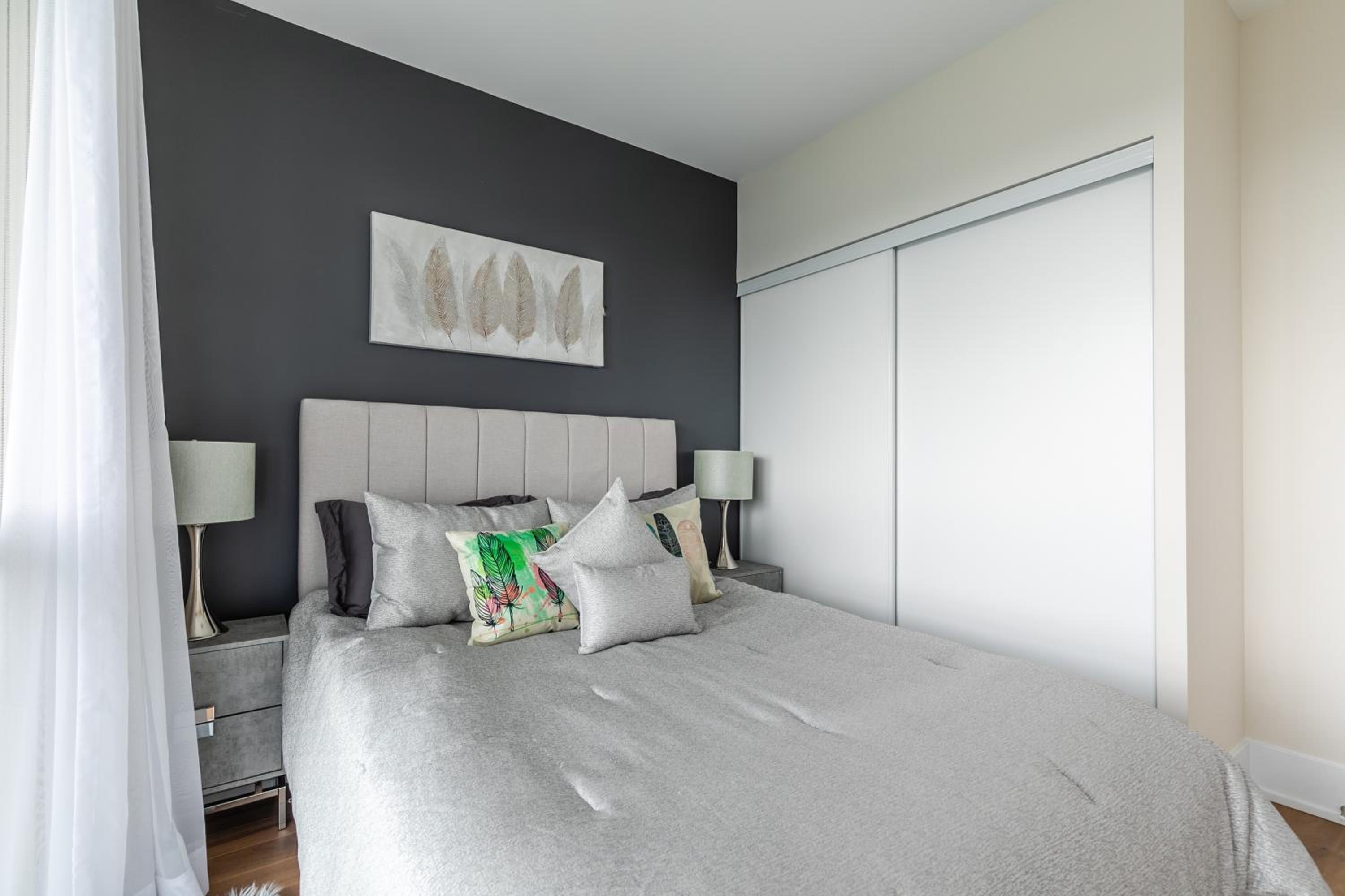 Executive 2 Bedroom 2 Bathroom Condo in Downtown Toronto
