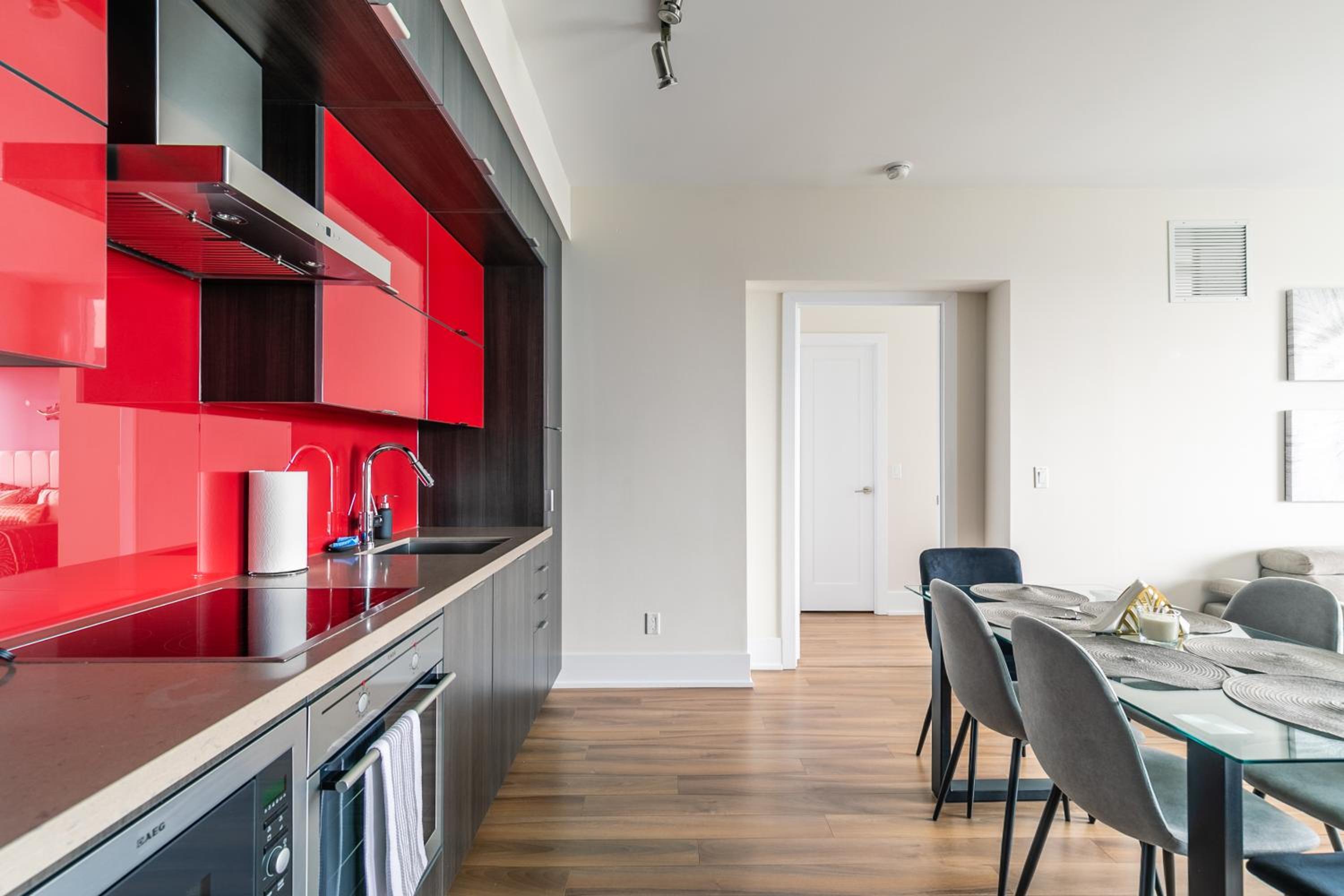 Executive 2 Bedroom 2 Bathroom Condo in Downtown Toronto
