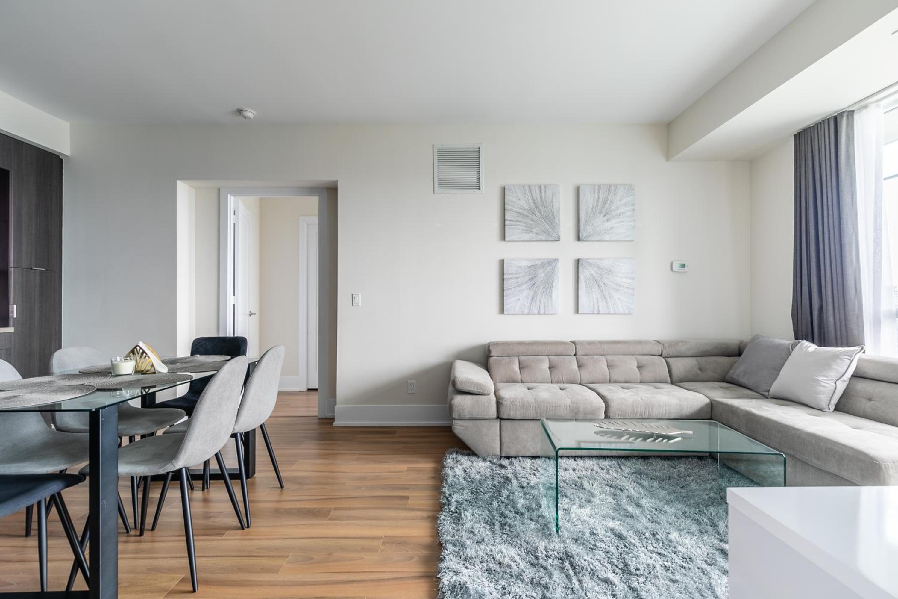 Executive 2 Bedroom 2 Bathroom Condo in Downtown Toronto