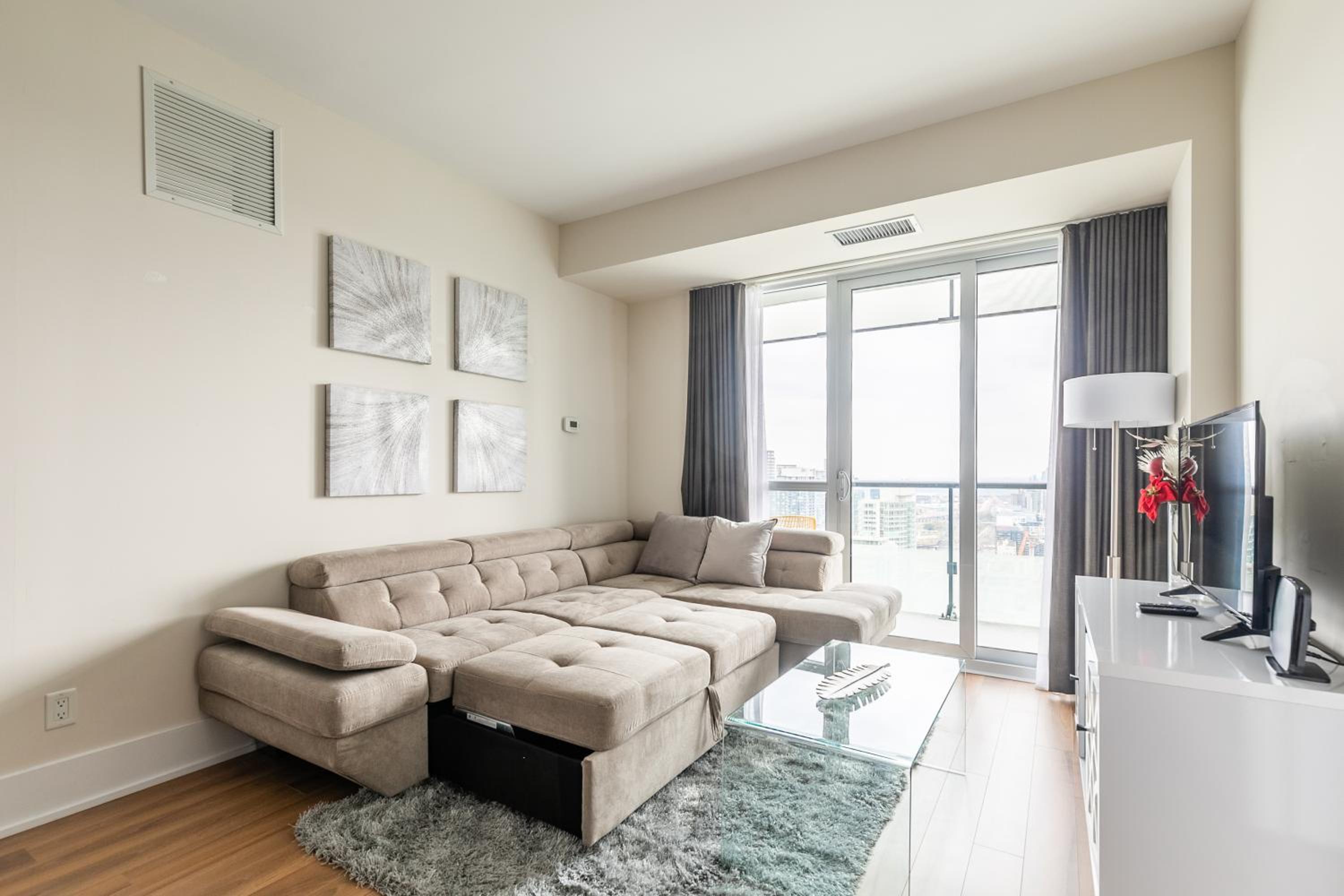 Executive 2 Bedroom 2 Bathroom Condo in Downtown Toronto