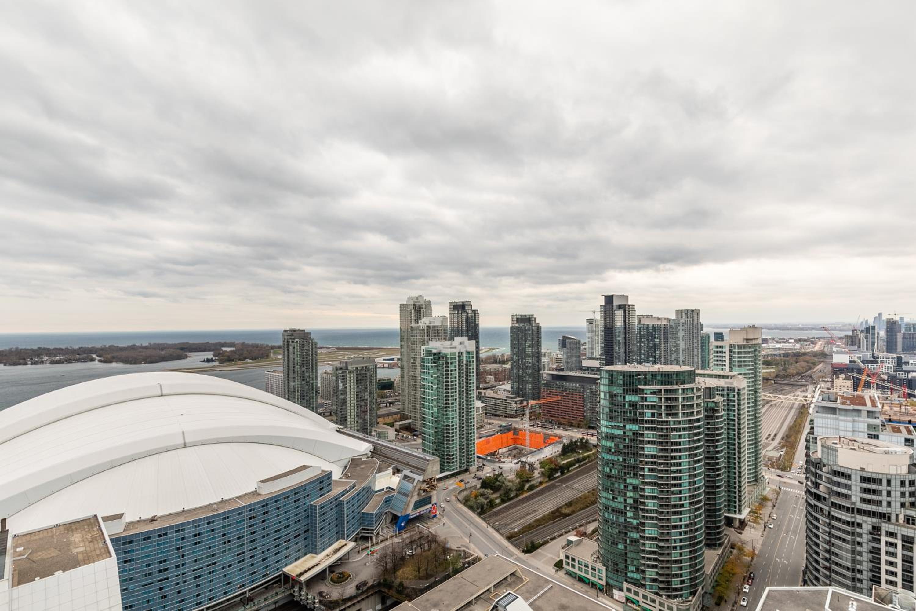Executive 2 Bedroom 2 Bathroom Condo in Downtown Toronto