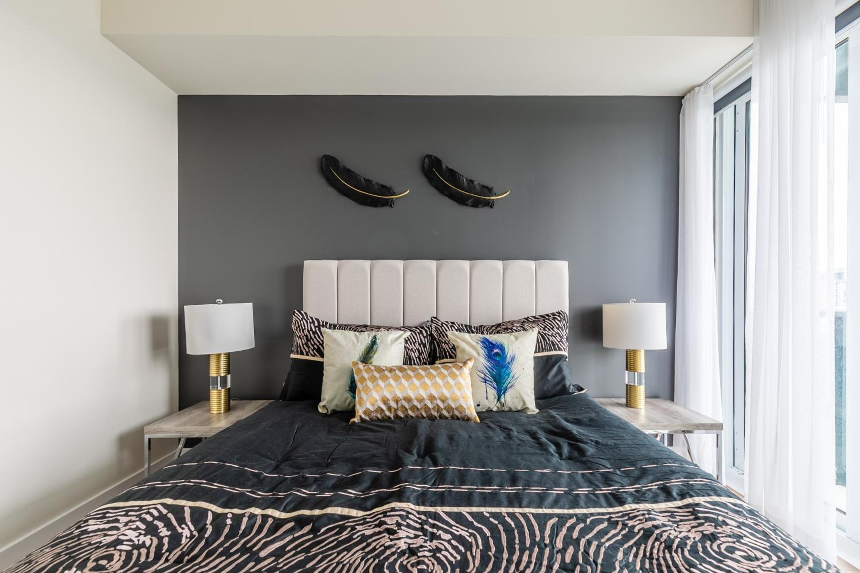 Executive 2 Bedroom 2 Bathroom Condo in Downtown Toronto