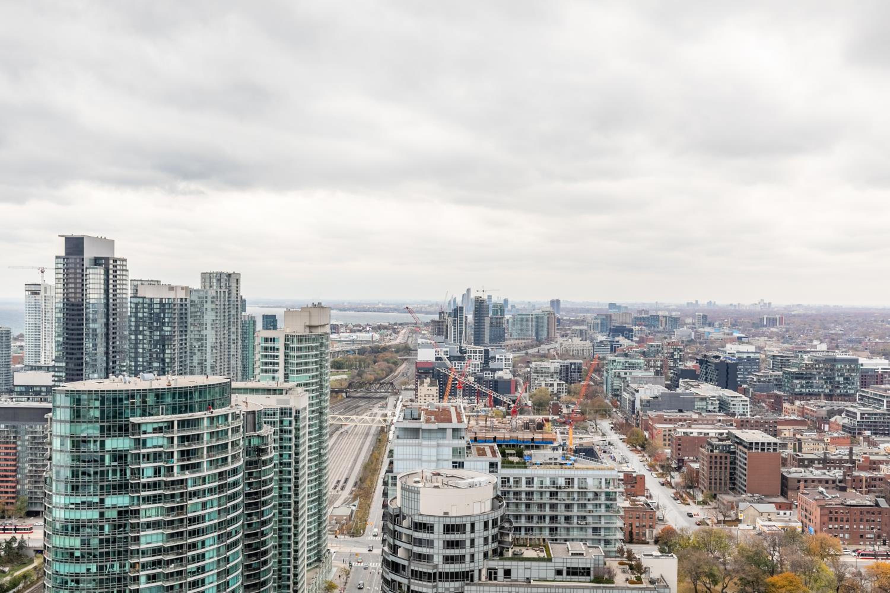 Executive 2 Bedroom 2 Bathroom Condo in Downtown Toronto