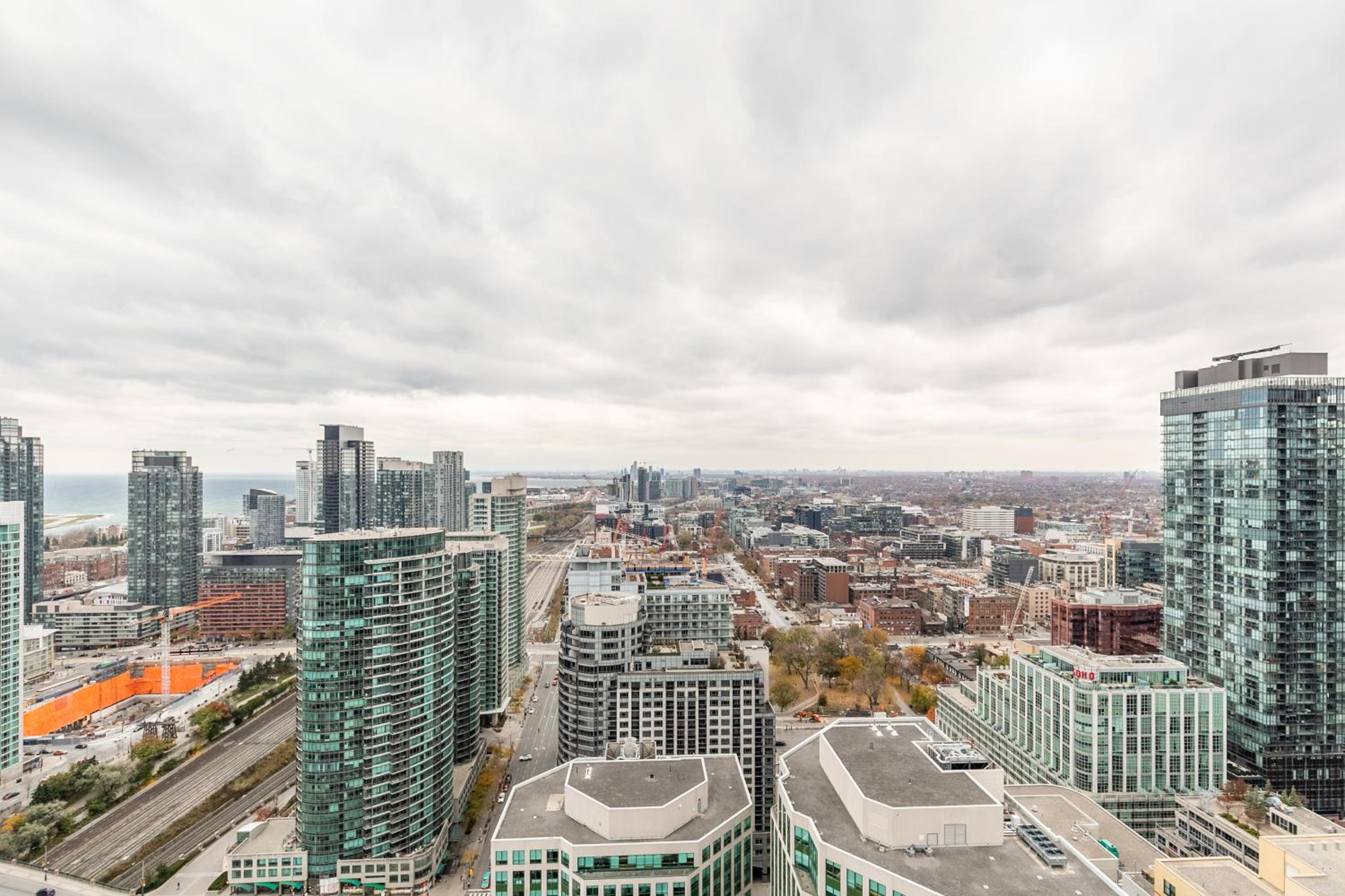 Executive 2 Bedroom 2 Bathroom Condo in Downtown Toronto