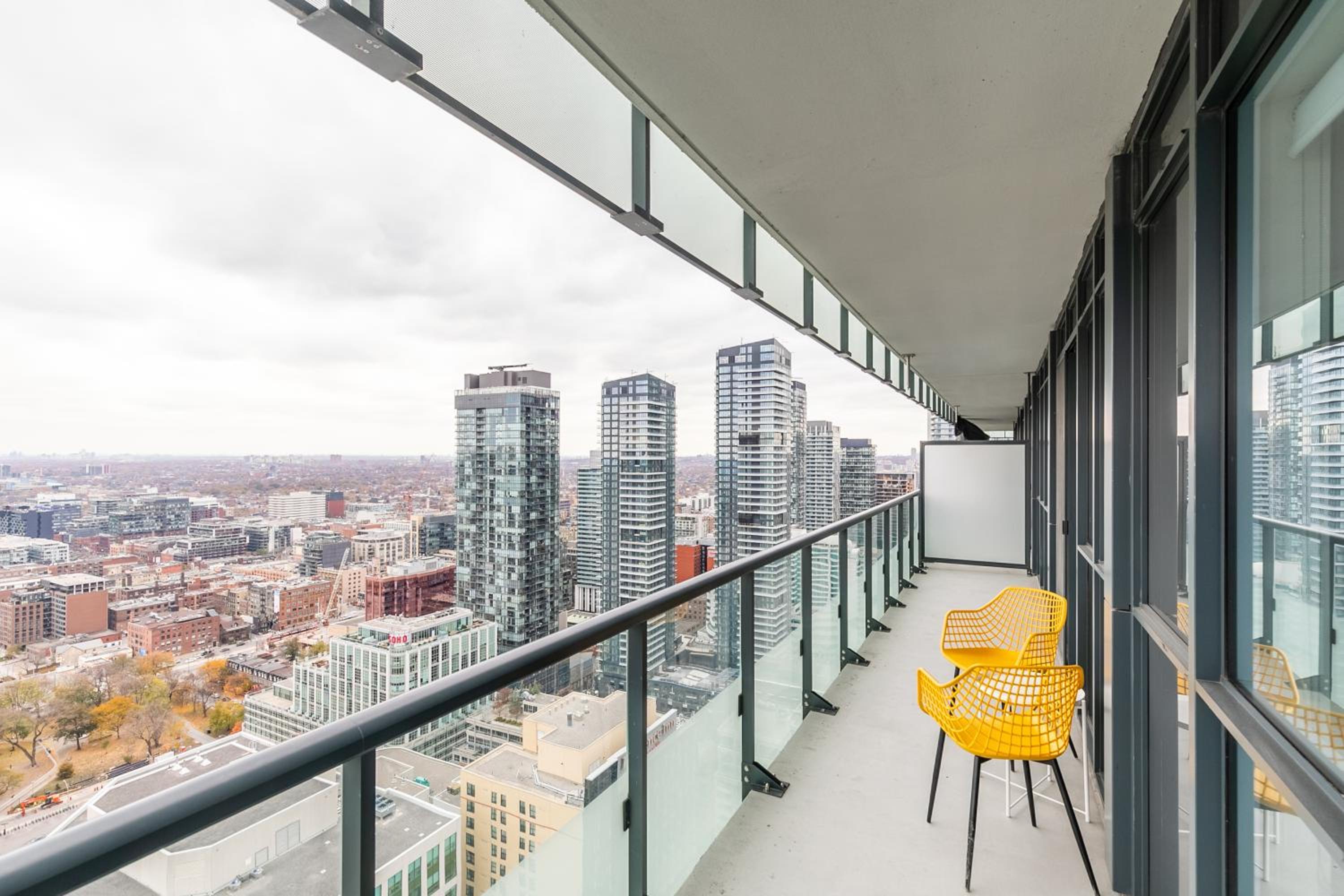 Executive 2 Bedroom 2 Bathroom Condo in Downtown Toronto