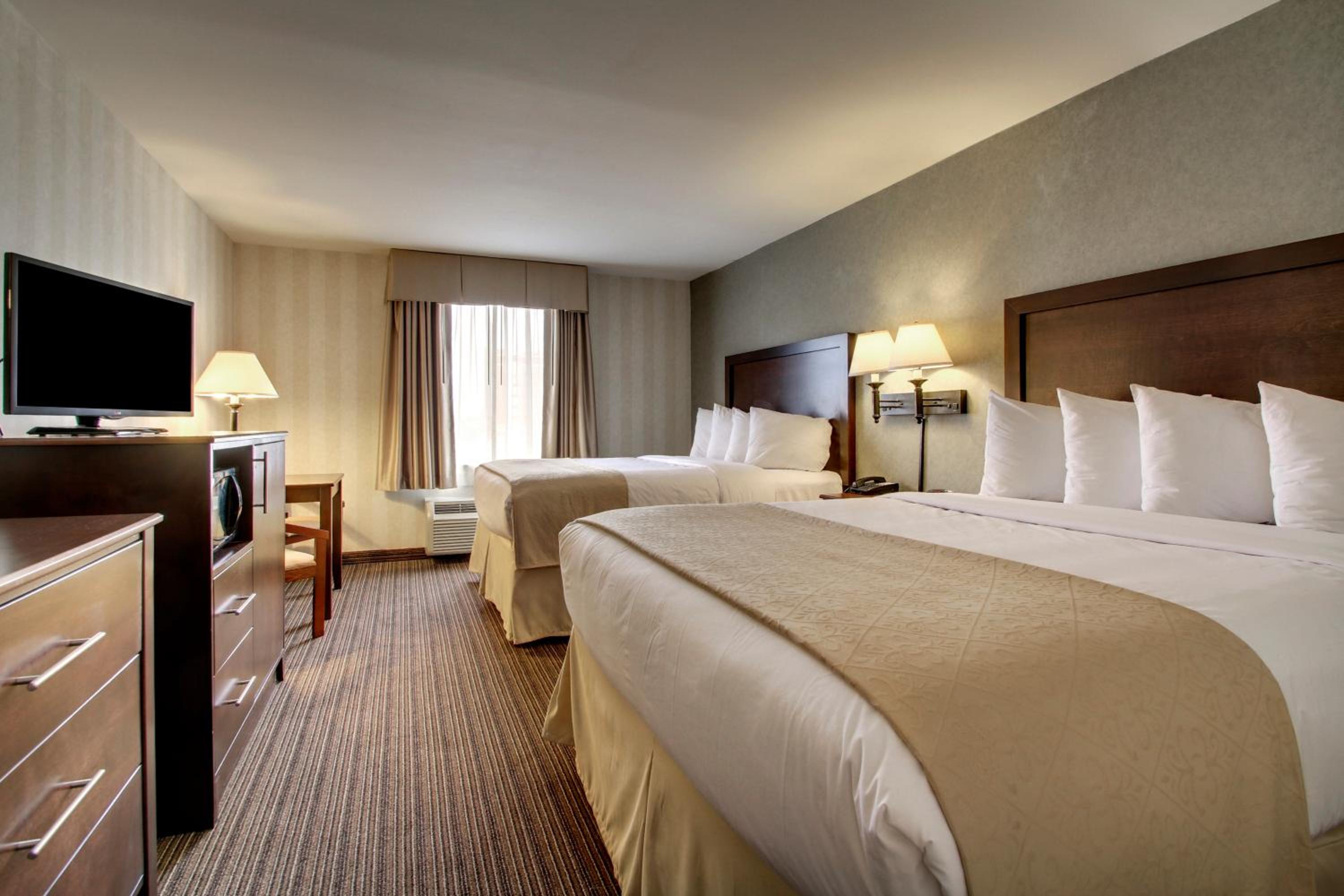 Quincy Vacations - The Atrium Hotel on Third - Property Image 3