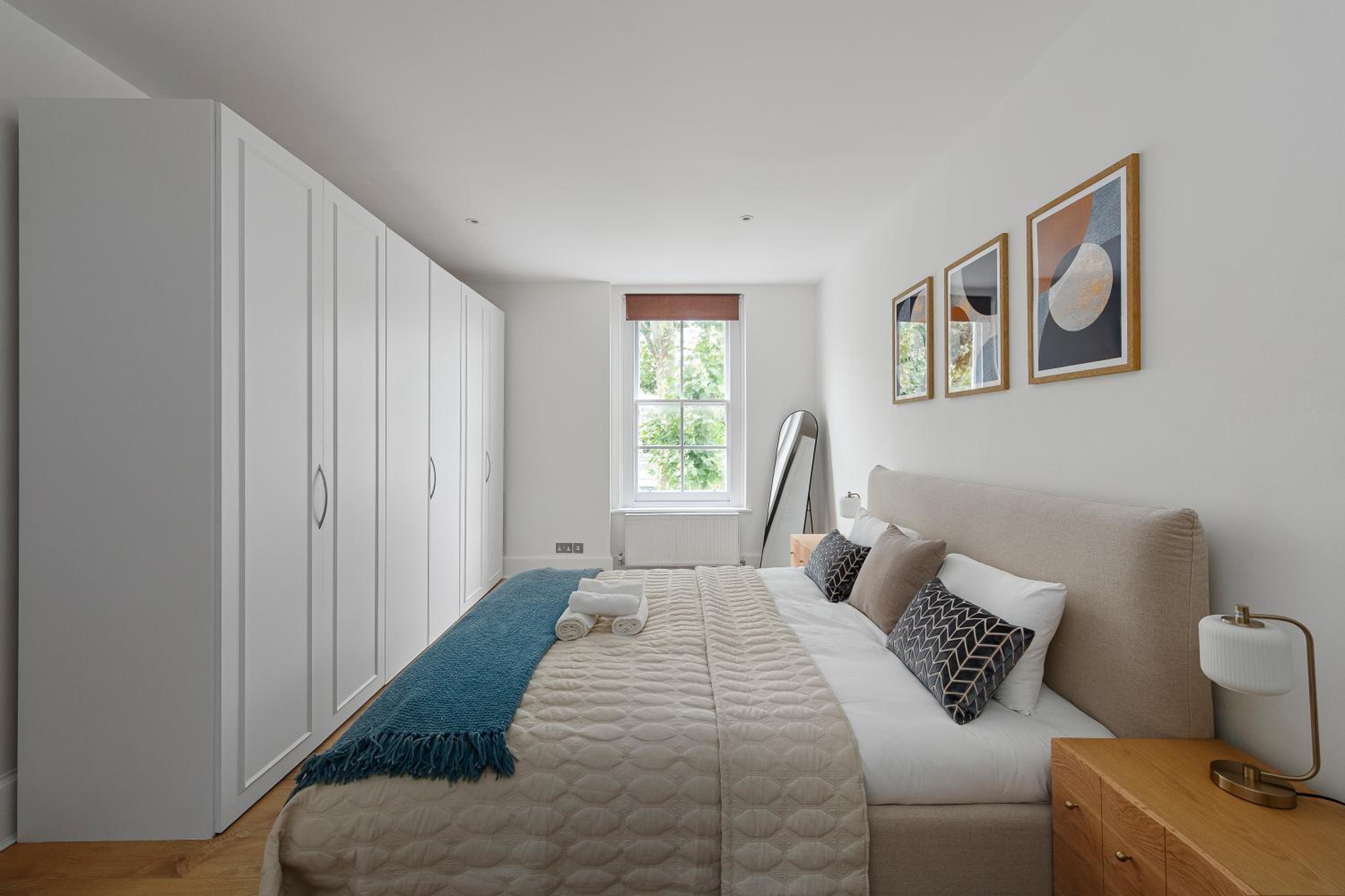 Holland Park 2 Bedroom Apartment
