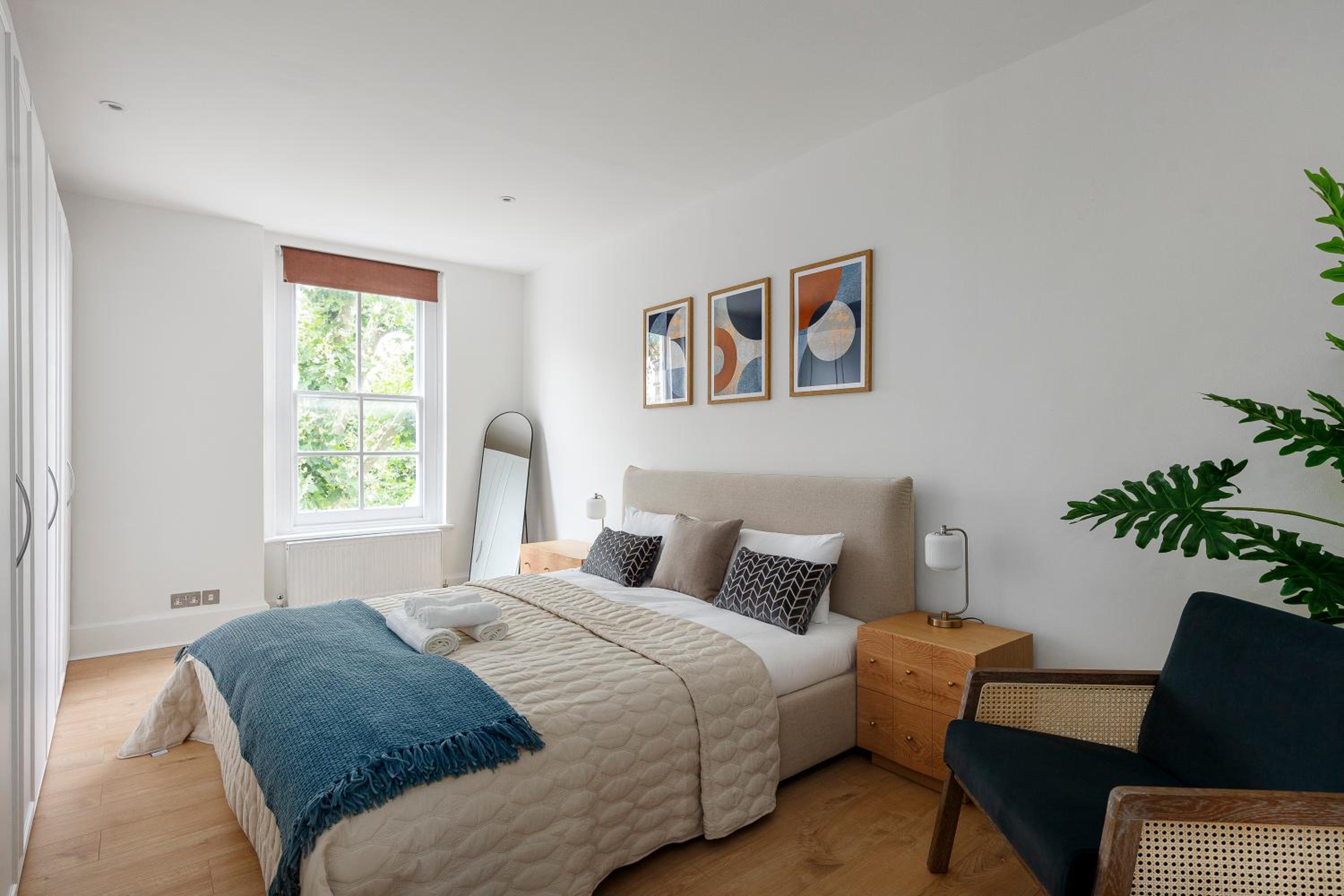 Holland Park 2 Bedroom Apartment