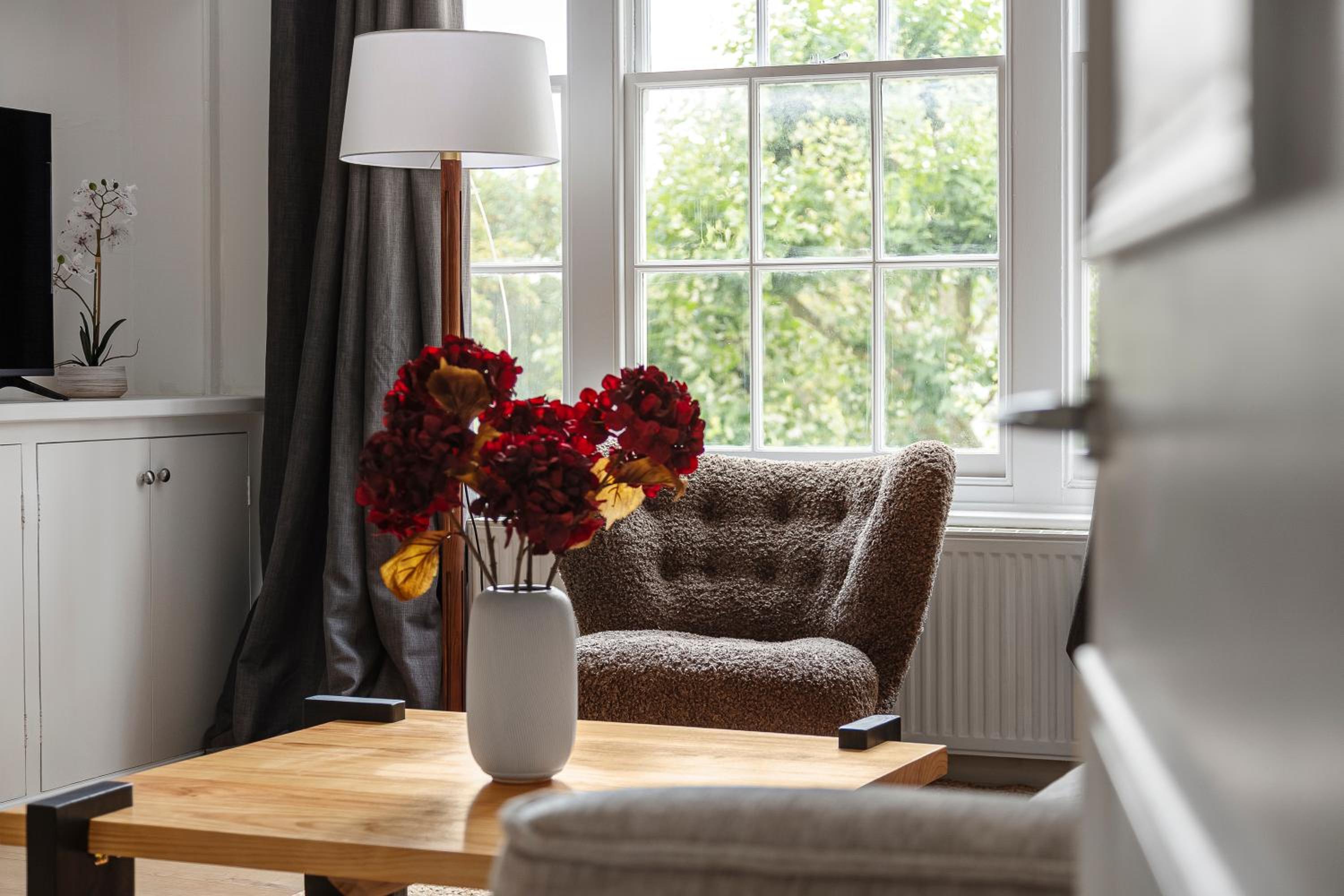 Holland Park 2 Bedroom Apartment