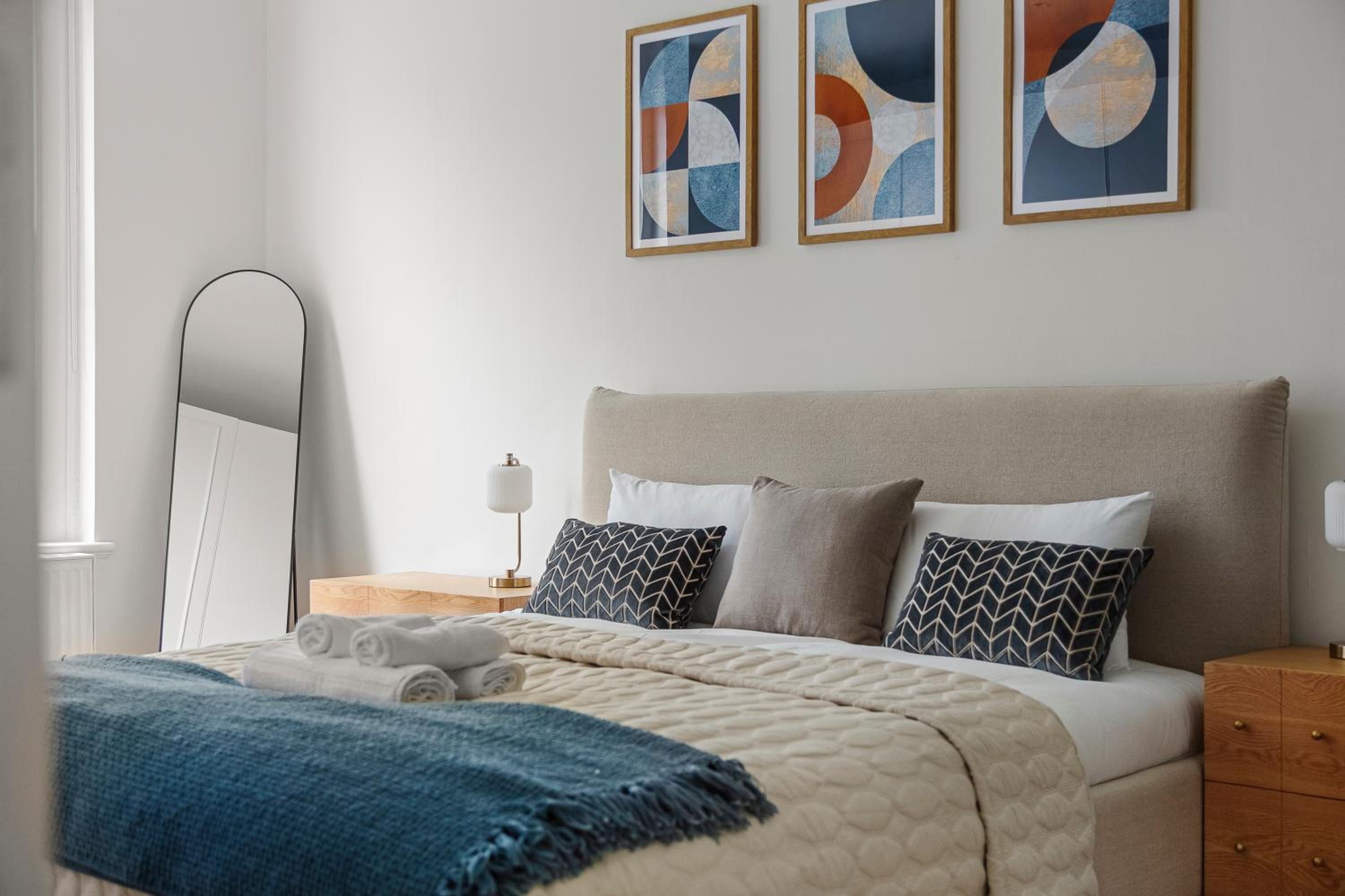 Holland Park 2 Bedroom Apartment