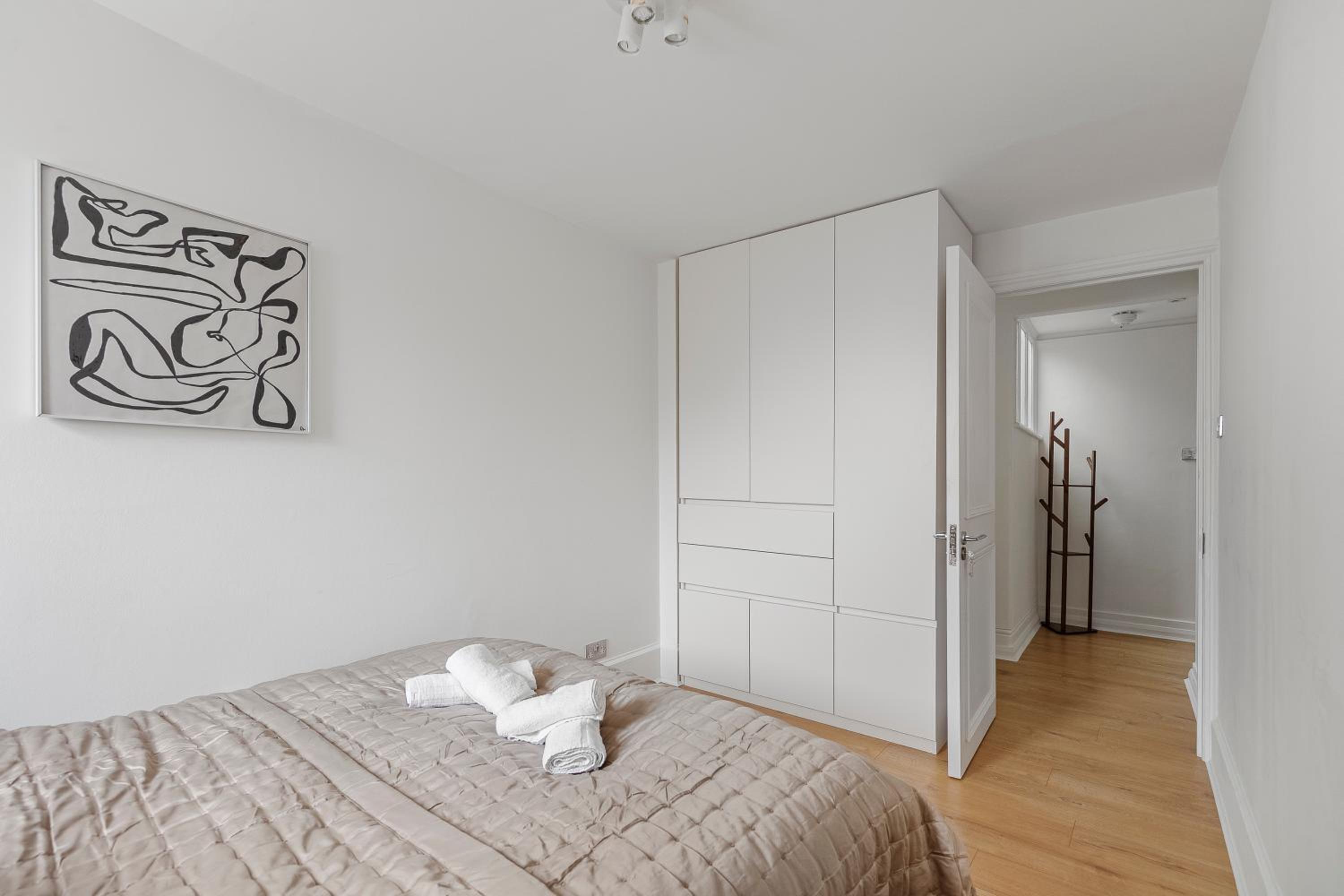 Holland Park 2 Bedroom Apartment