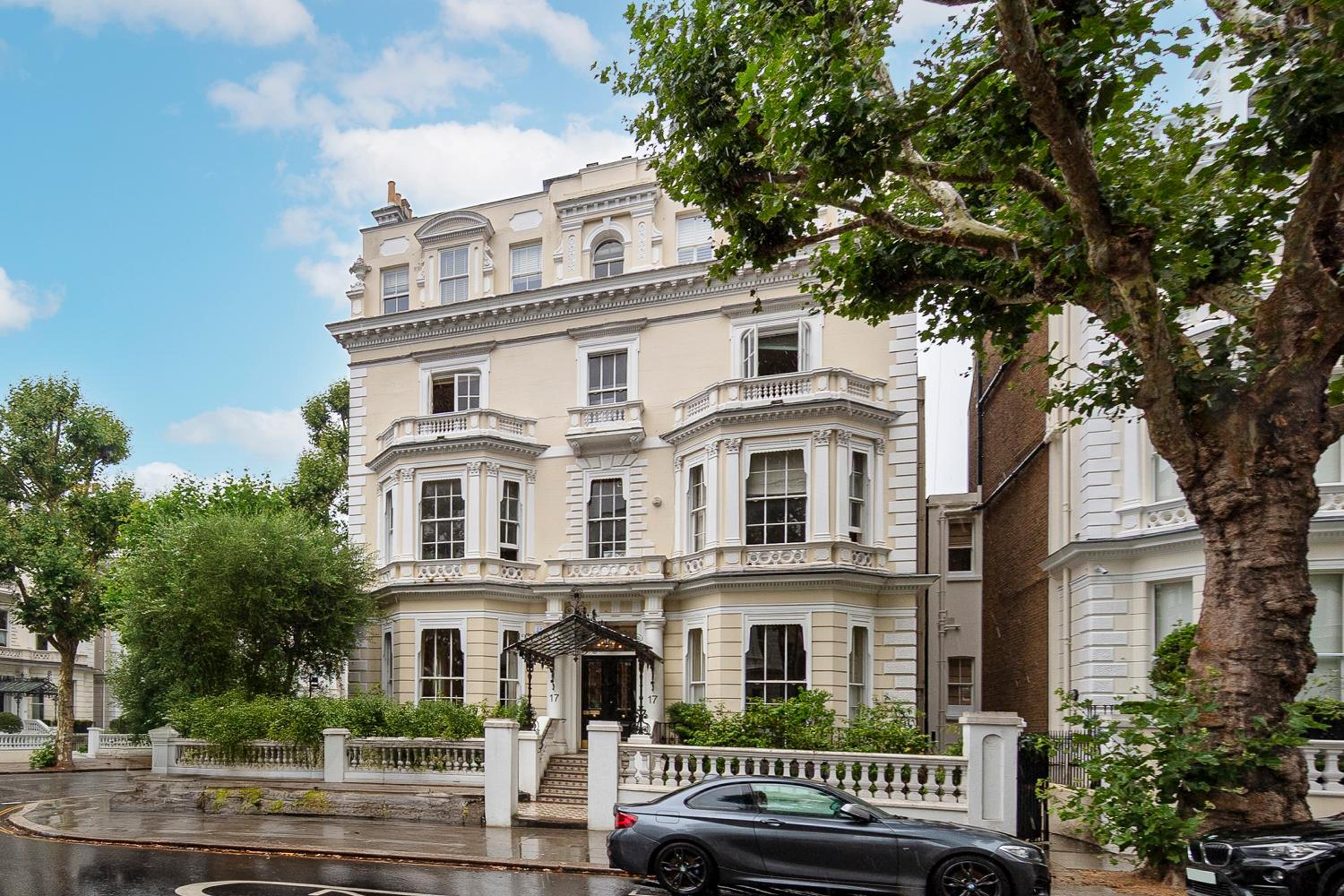 Holland Park 2 Bedroom Apartment