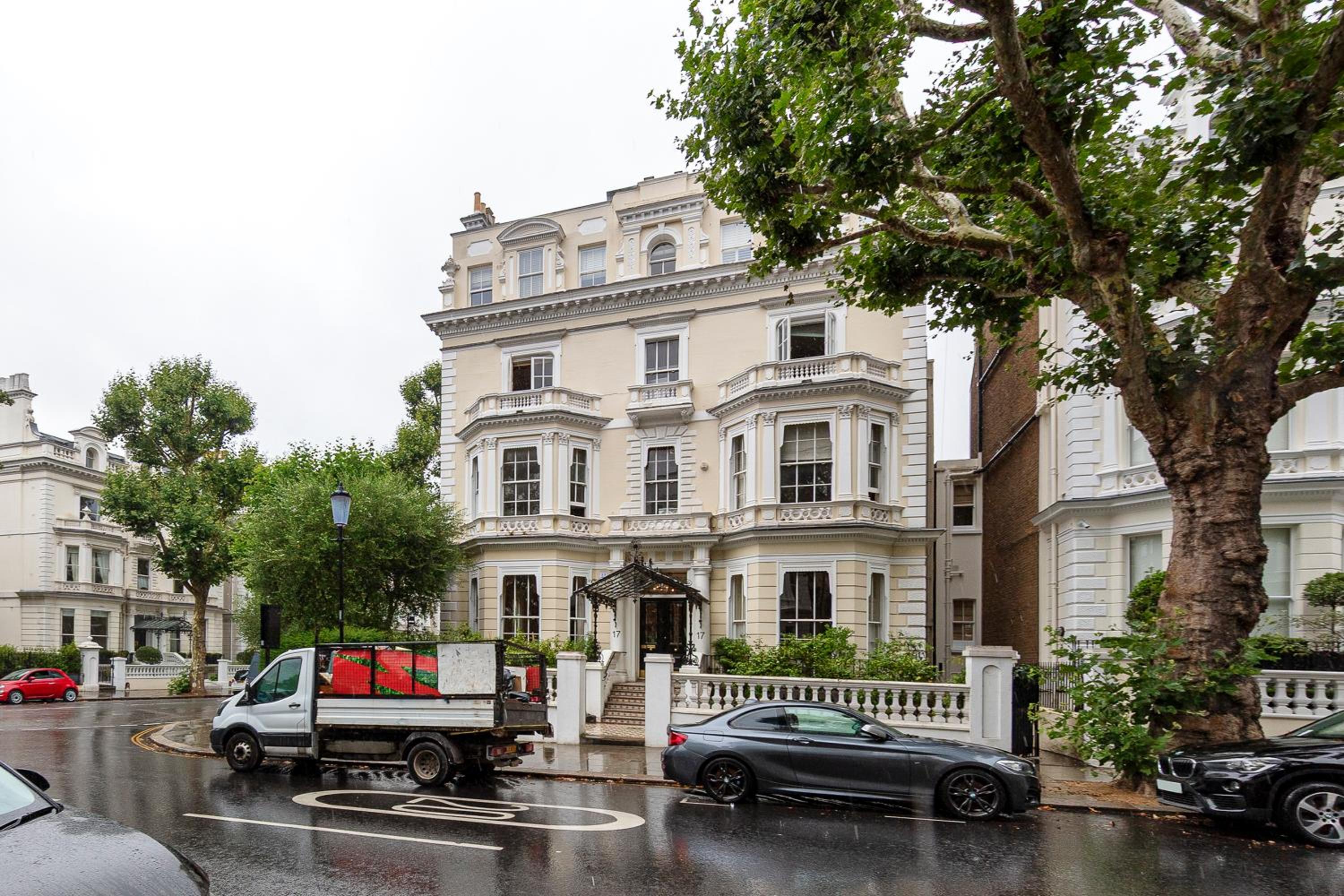 Holland Park 2 Bedroom Apartment