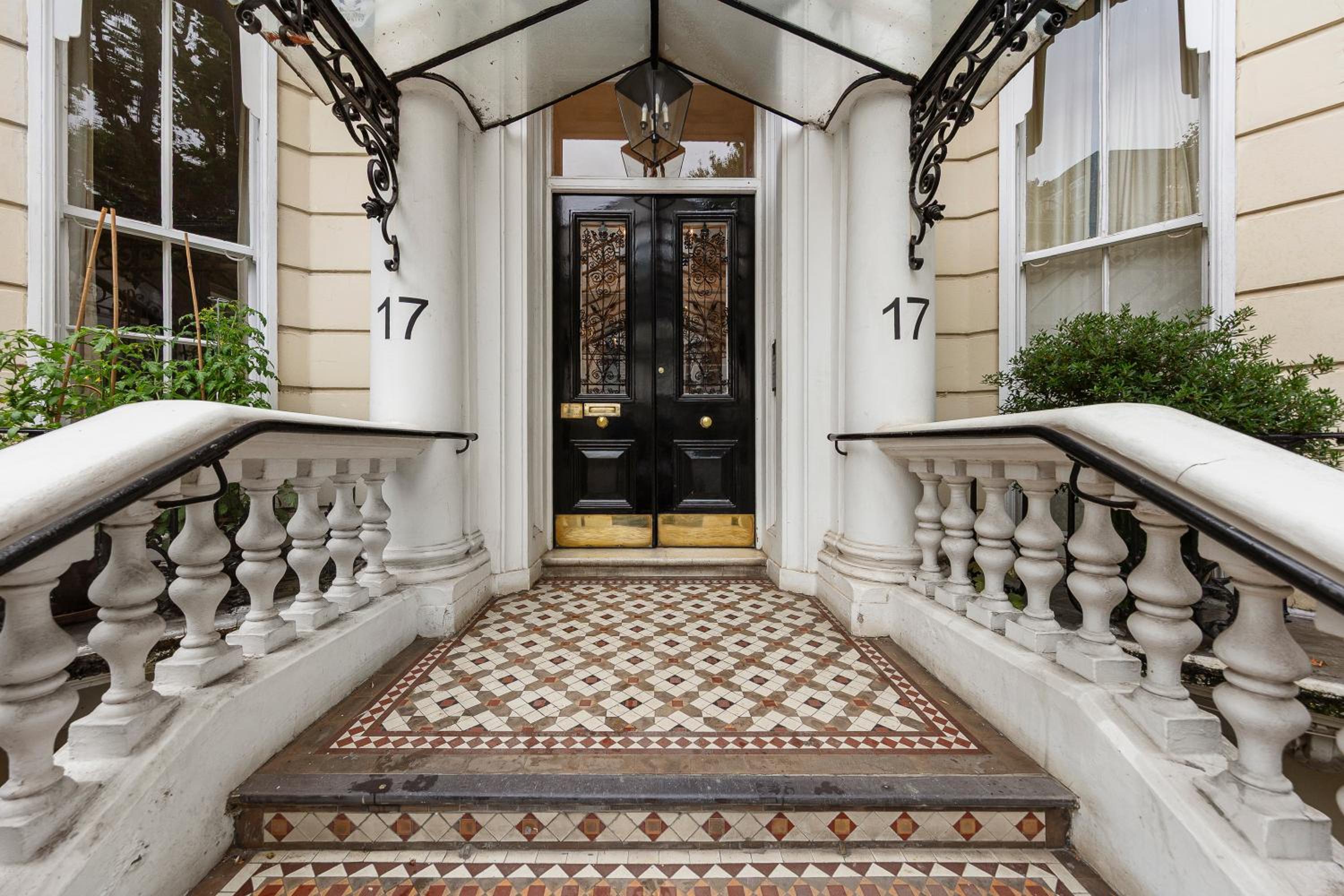 Holland Park 2 Bedroom Apartment