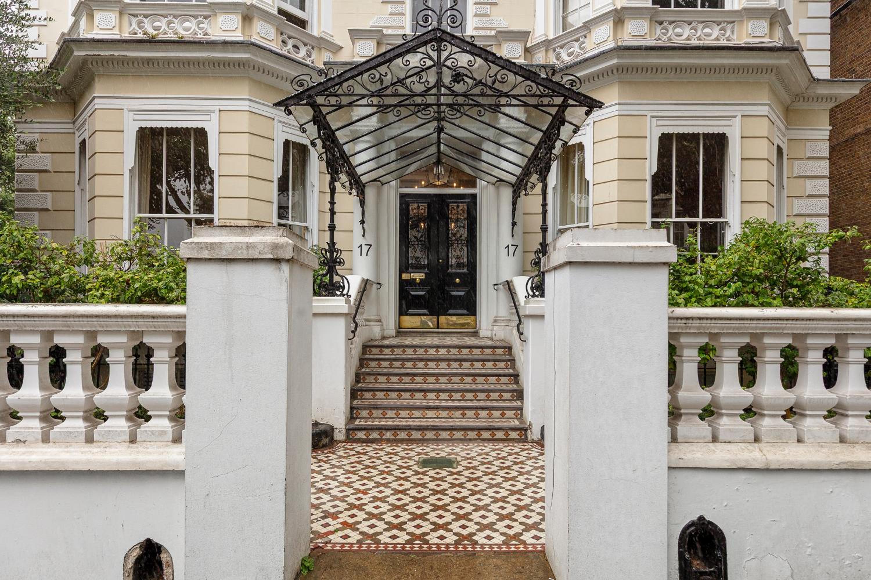 Holland Park 2 Bedroom Apartment