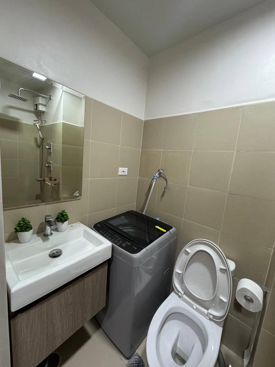 Unistay Shore 3 Tower 2 10th floor near MOA and AIRPORT